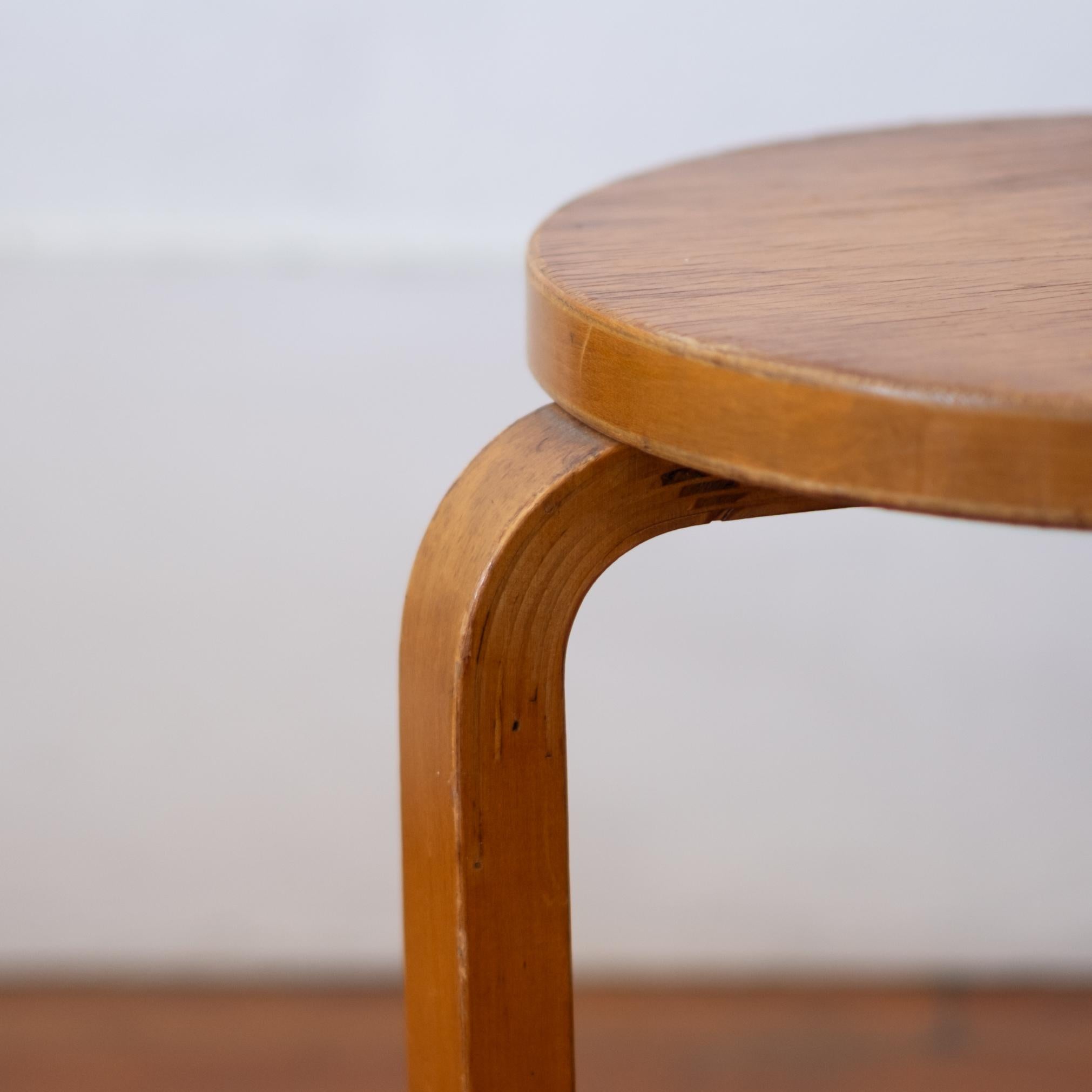 Scandinave moderne Alvar Aalto+Aalto Model 60 Stackable Stool for Finsven 1940s (Tabouret empilable pour Finsven) en vente