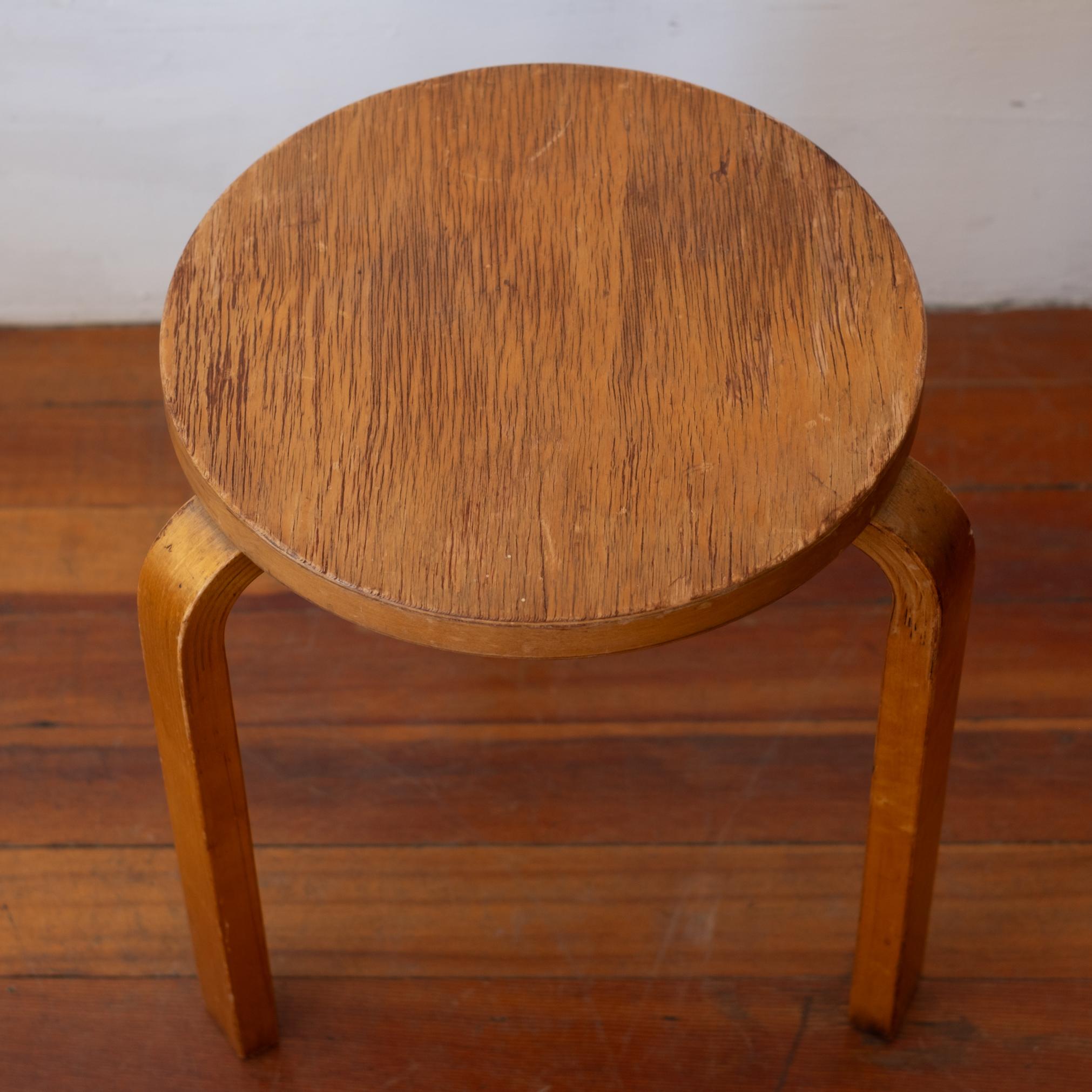 Scandinave moderne Alvar Aalto+Aalto Model 60 Stackable Stool for Finsven 1940s (Tabouret empilable pour Finsven) en vente