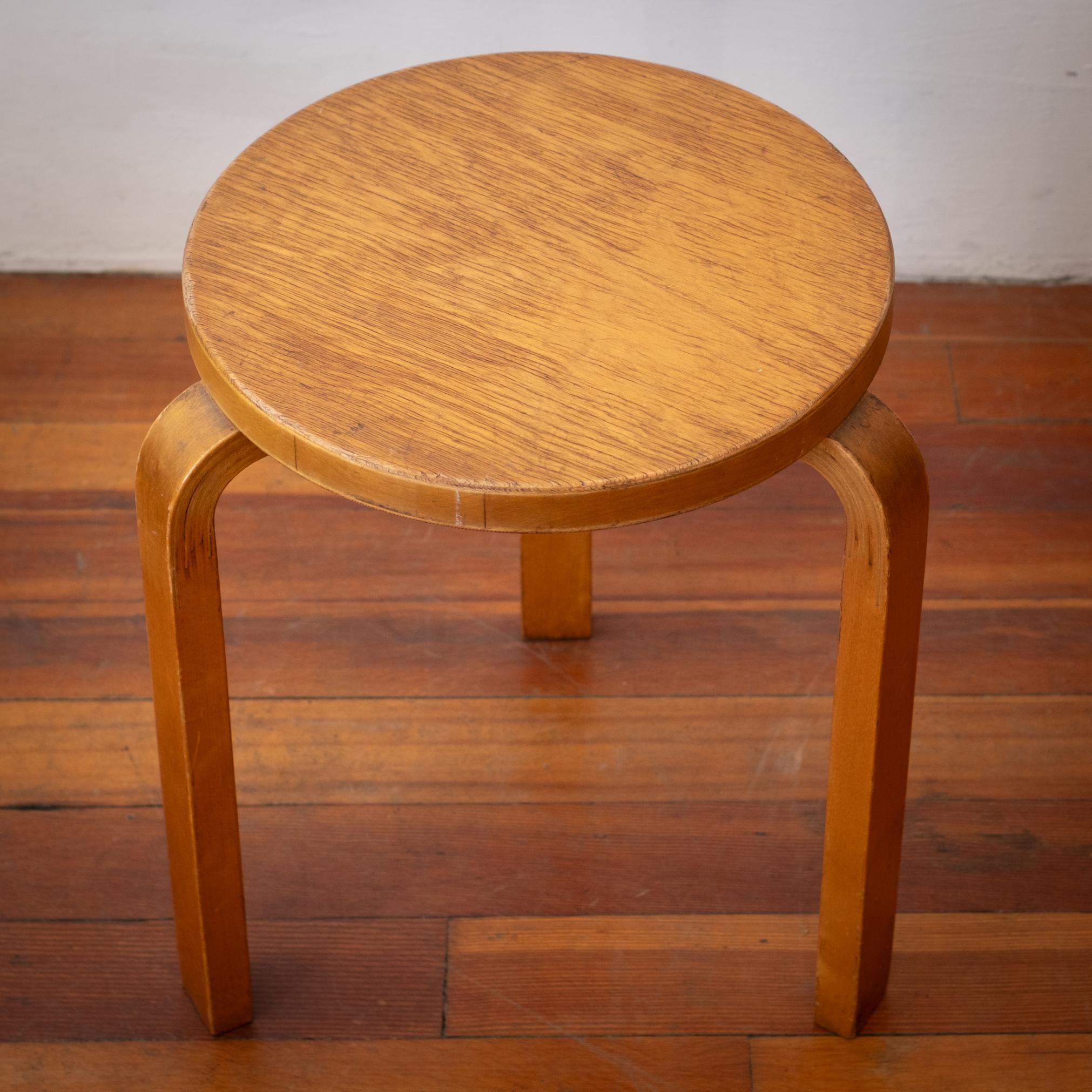 Finlandais Alvar Aalto+Aalto Model 60 Stackable Stool for Finsven 1940s (Tabouret empilable pour Finsven) en vente