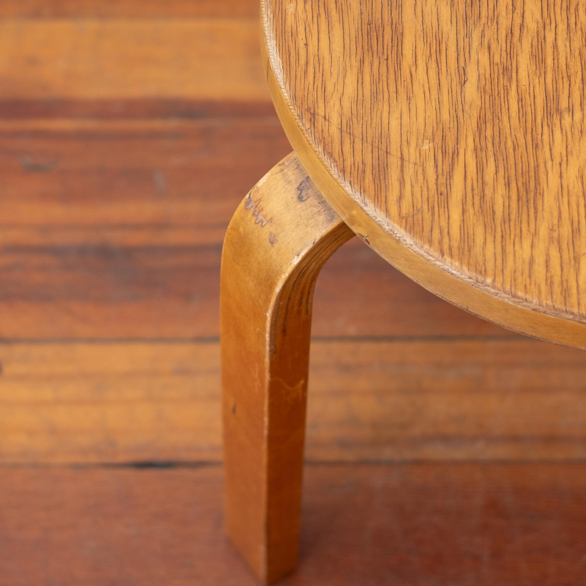 Alvar Aalto+Aalto Model 60 Stackable Stool for Finsven 1940s (Tabouret empilable pour Finsven) Bon état - En vente à San Diego, CA