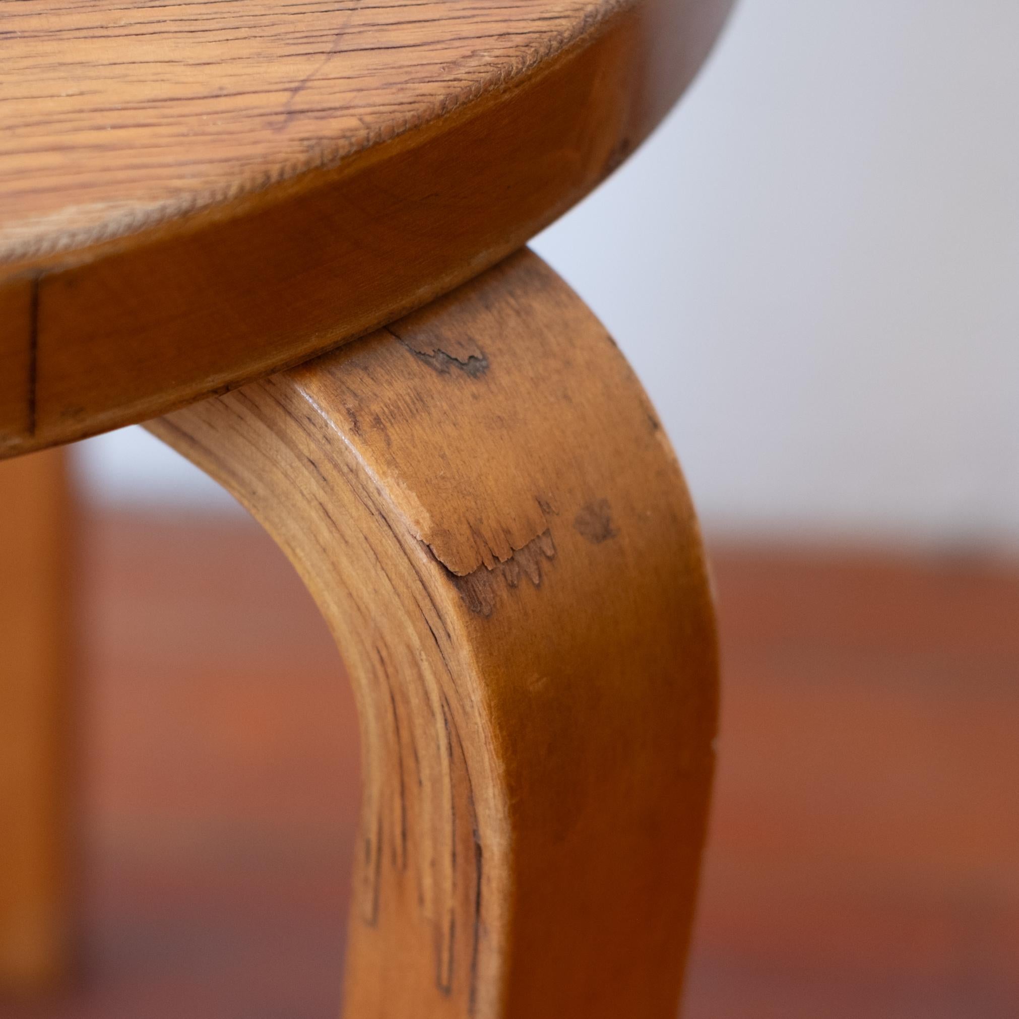 Milieu du XXe siècle Alvar Aalto+Aalto Model 60 Stackable Stool for Finsven 1940s (Tabouret empilable pour Finsven) en vente