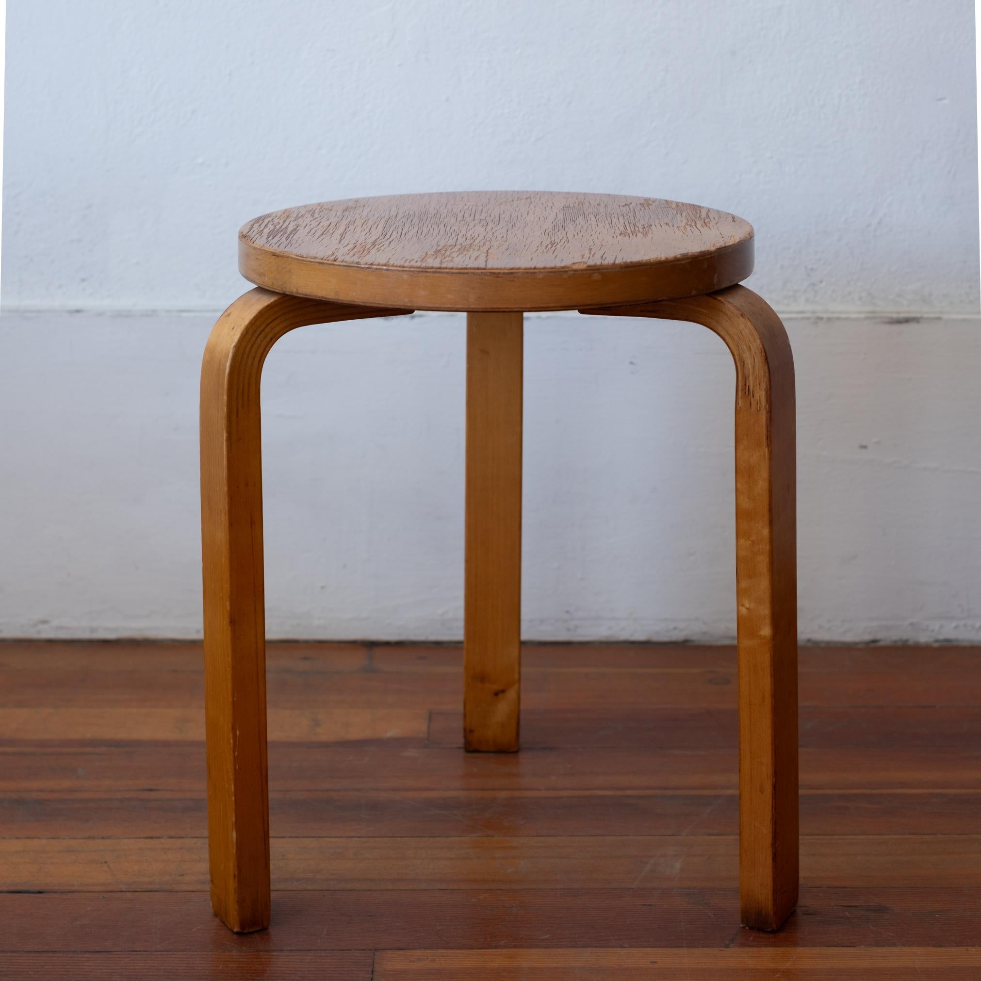 Milieu du XXe siècle Alvar Aalto+Aalto Model 60 Stackable Stool for Finsven 1940s (Tabouret empilable pour Finsven) en vente