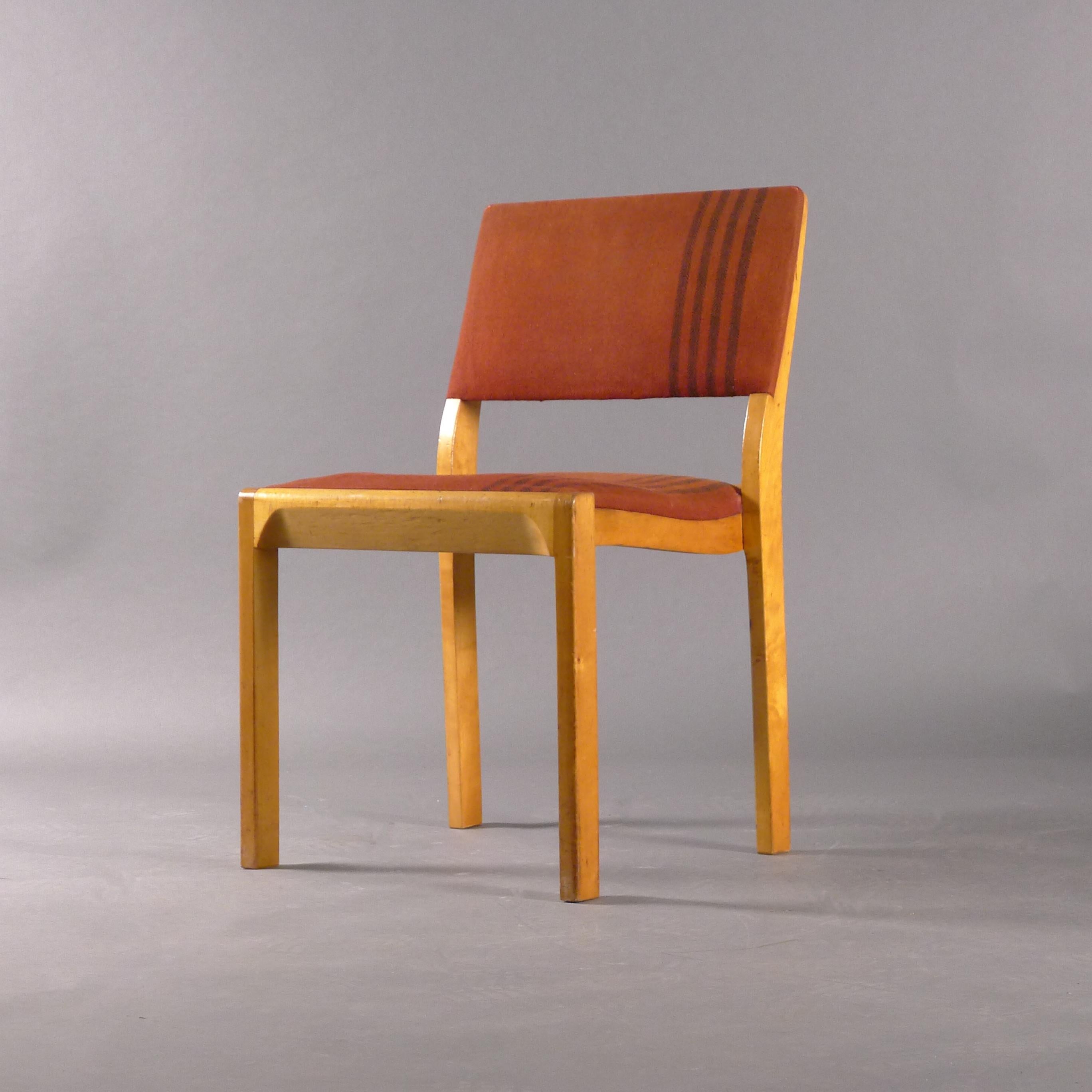 Alvar Aalto, Modell 611, Stapelbarer Stuhl von Finmar, Aino Aalto zugeschriebener Stoff (Skandinavische Moderne) im Angebot