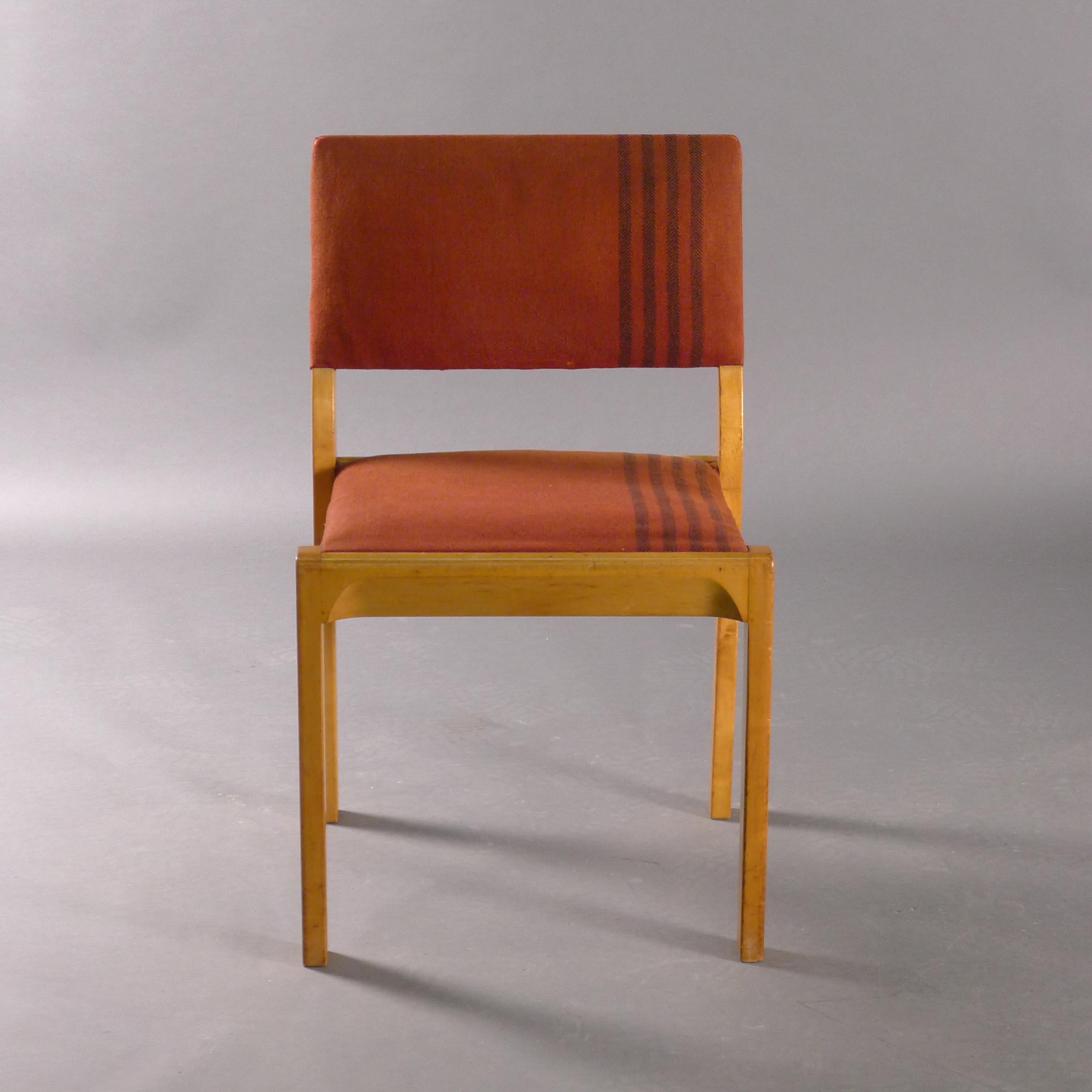 Alvar Aalto, Modell 611, Stapelbarer Stuhl von Finmar, Aino Aalto zugeschriebener Stoff (Finnisch) im Angebot