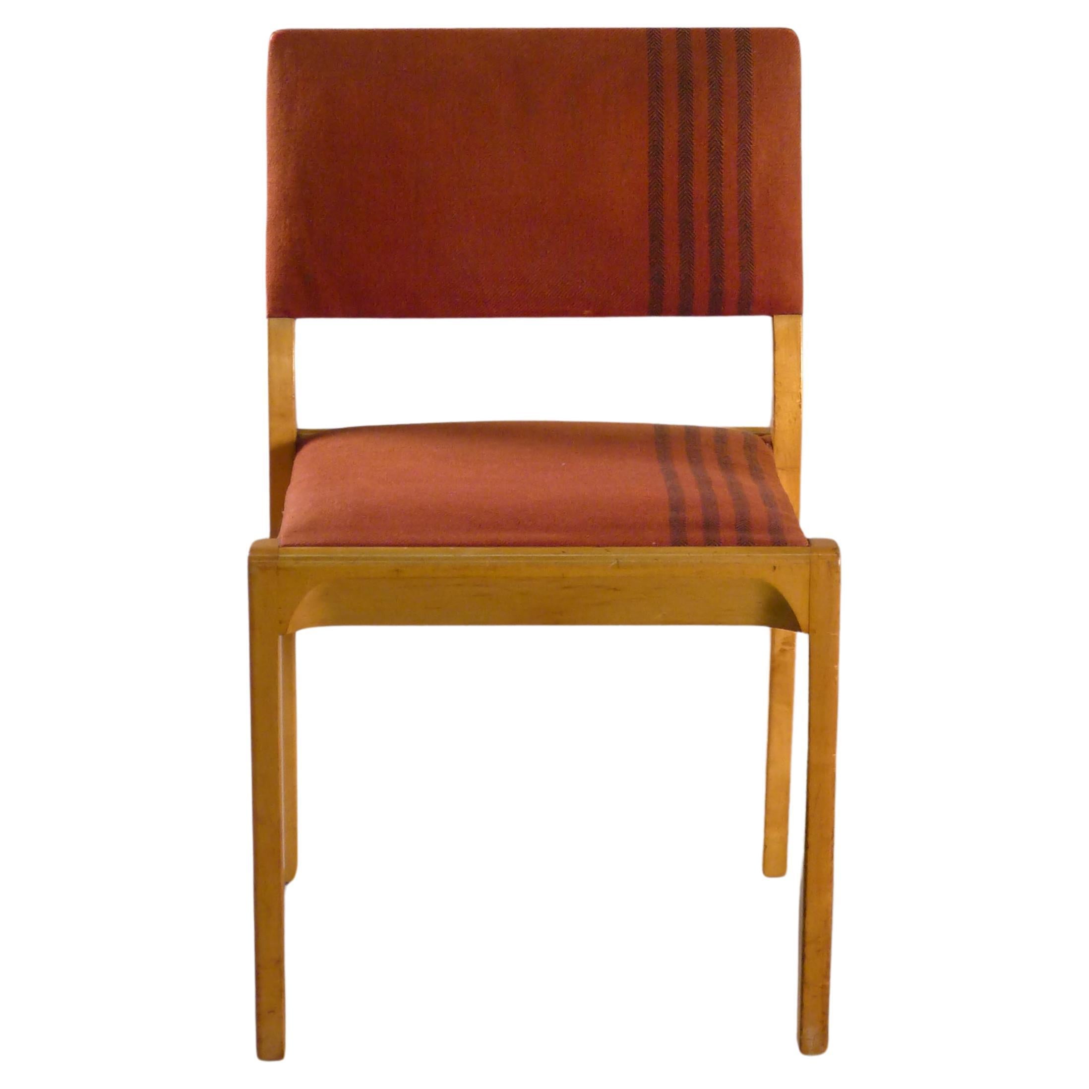 Chaise empilable Alvar Aalto modèle 611 de Finmar, tissu attribué à Aino Aalto