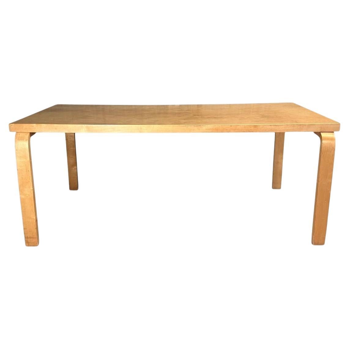 Alvar Aalto Modelo 83 Mesa de comedor de abedul, Finlandia 1930