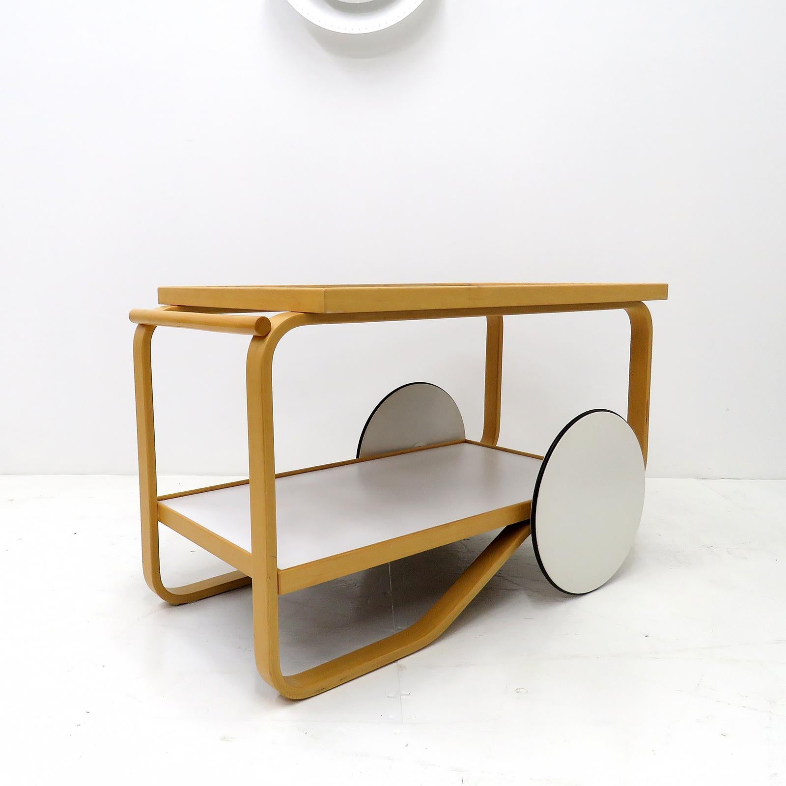 Alvar Aalto Model 901 Tea Trolley, 1950s In Good Condition For Sale In Los Angeles, CA