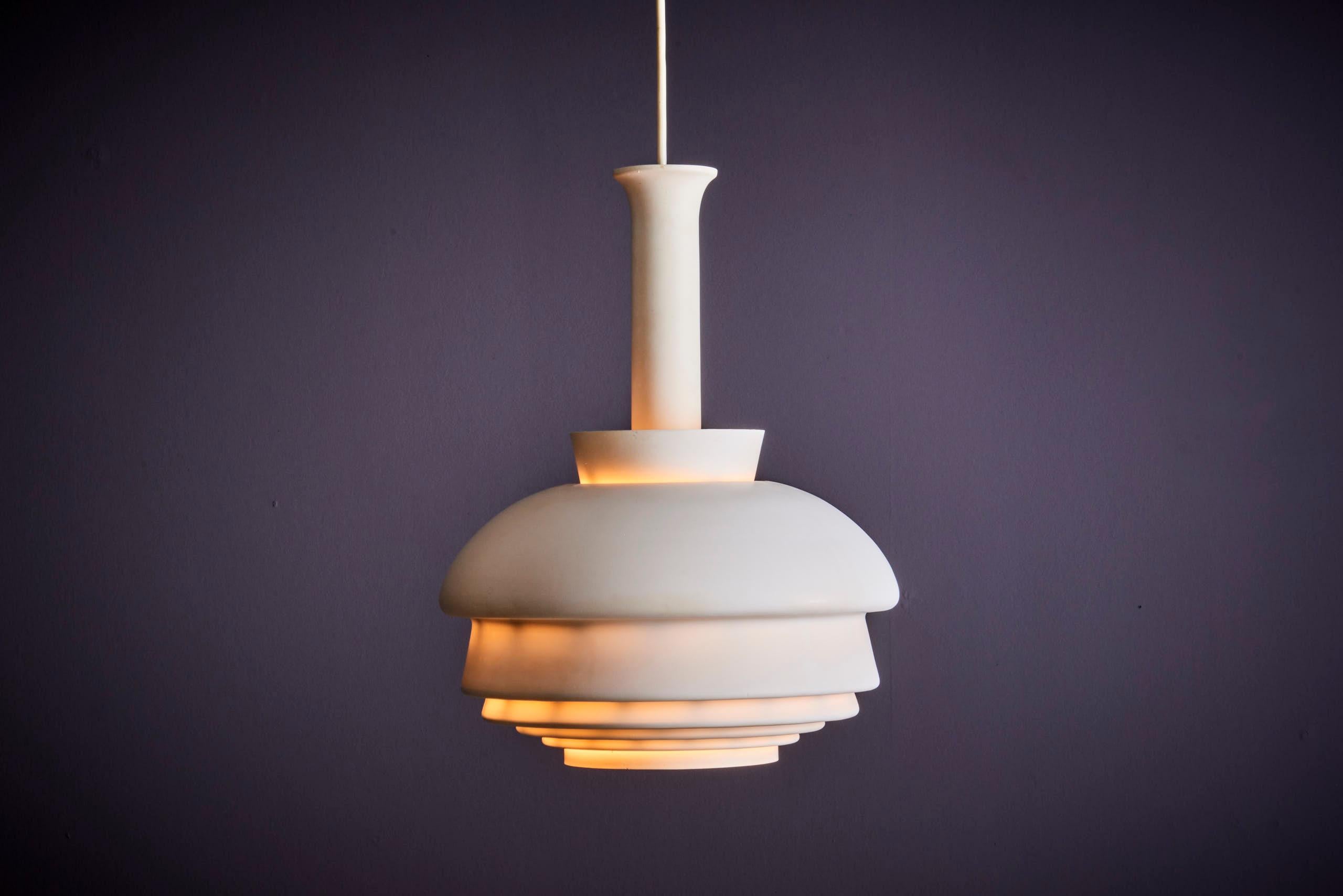 Disegnata da Alvar Aalto negli anni '50, questa lampada a sospensione è un classico esempio di design scandinavo. Il paralume a forma di cupola crea una luce morbida e diffusa, perfetta per gli spazi più accoglienti. La sua semplice finitura bianca