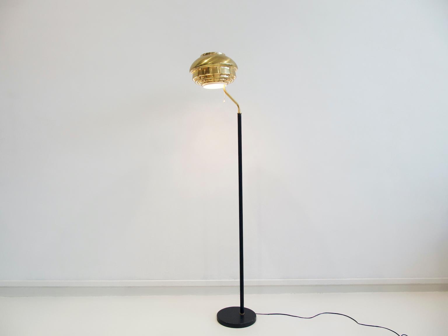 Lampadaire en laiton Alvar Aalto Modèle A808 en vente 3