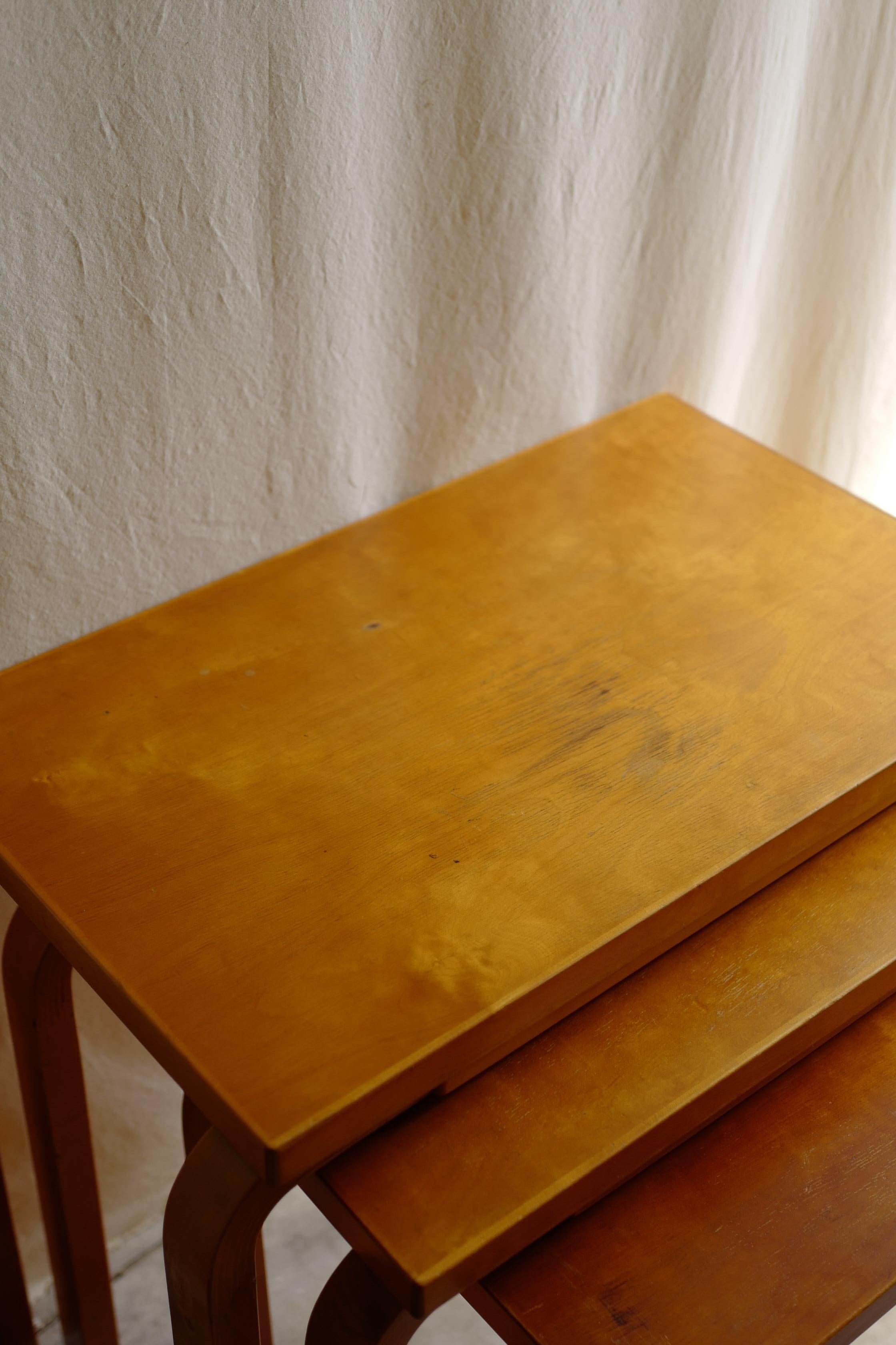 alvar aalto nest tisch 88 40's für Finsven (Moderne) im Angebot