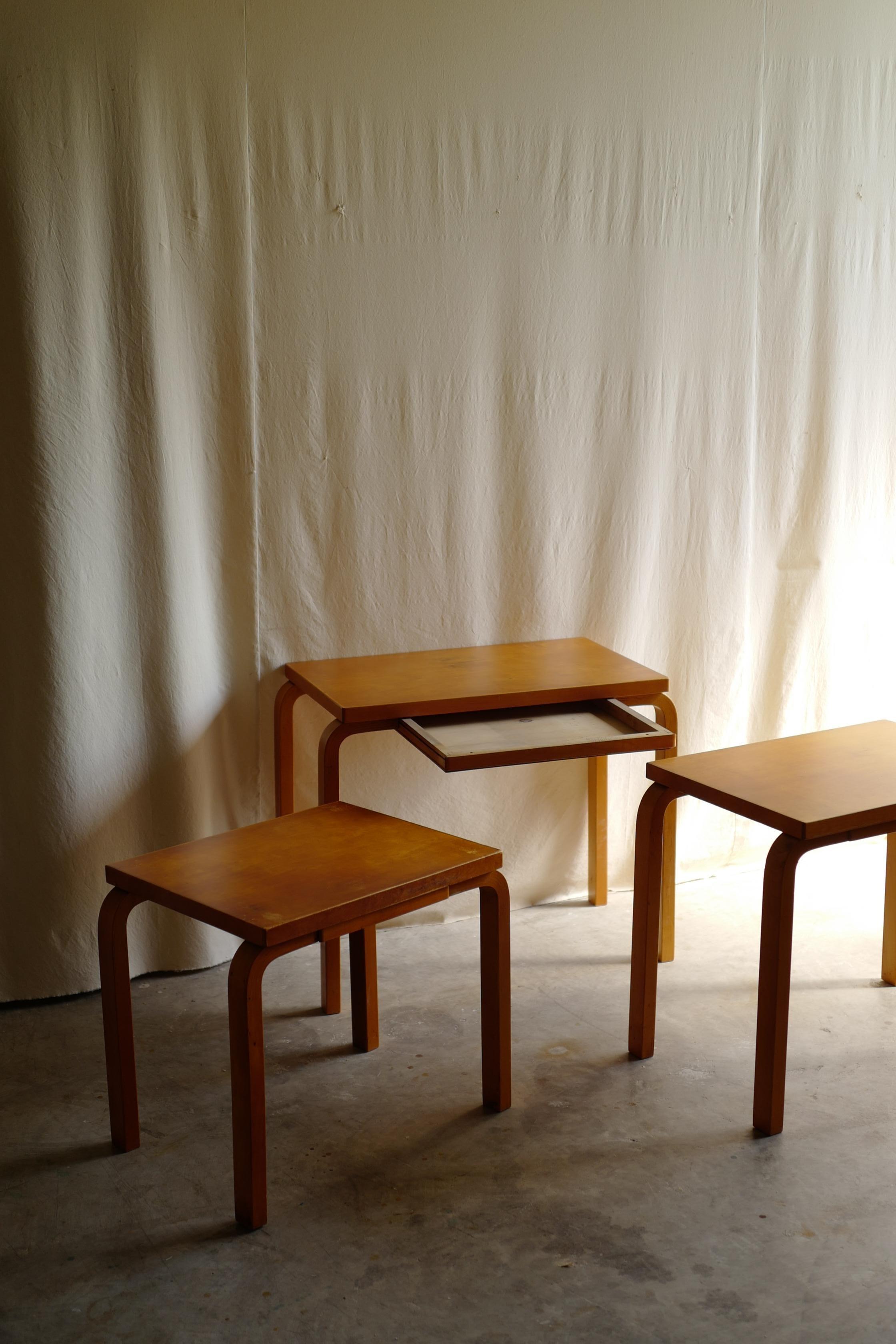 alvar aalto nest tisch 88 40's für Finsven (Lackiert) im Angebot