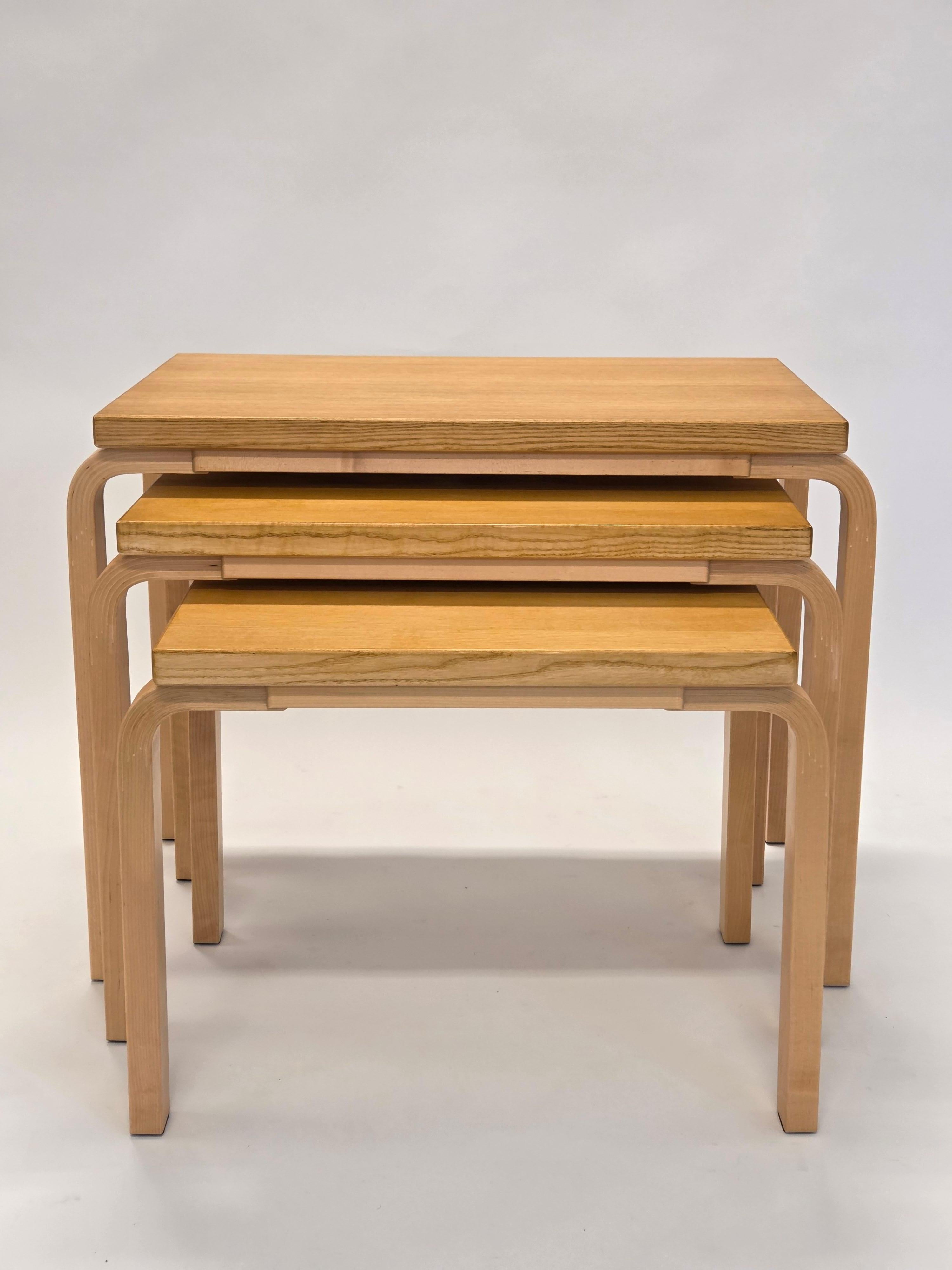 Tavolo nido Artek 88, piano in frassino e gambe in betulla. Splendidi motivi di frassino sui bordi dei piani dei tavoli. In ottime condizioni d'uso.

Tavolo piccolo: larghezza 51 cm, profondità 42 cm, altezza 44 cm
Tavolo medio: larghezza 60 cm,
