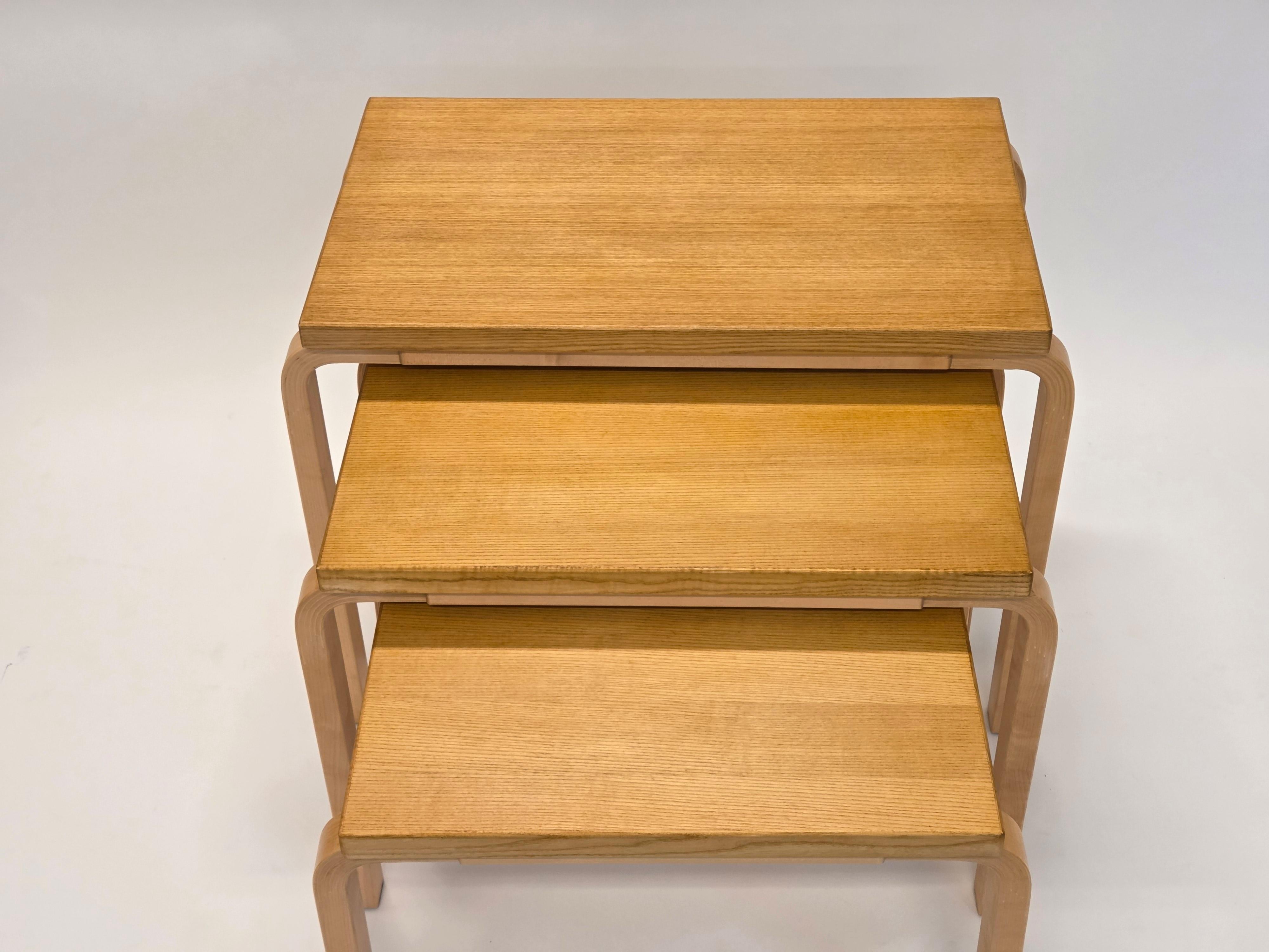 Scandinavo moderno Tavolo da nido Alvar Aalto di Artek in vendita