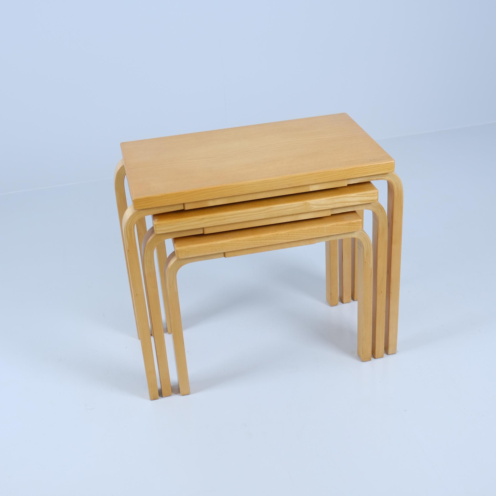 Alvar Aalto, Schachteltisch-Set Modell E88 aus Birke und Eiche, Artek, 1950er Jahre (Skandinavische Moderne) im Angebot
