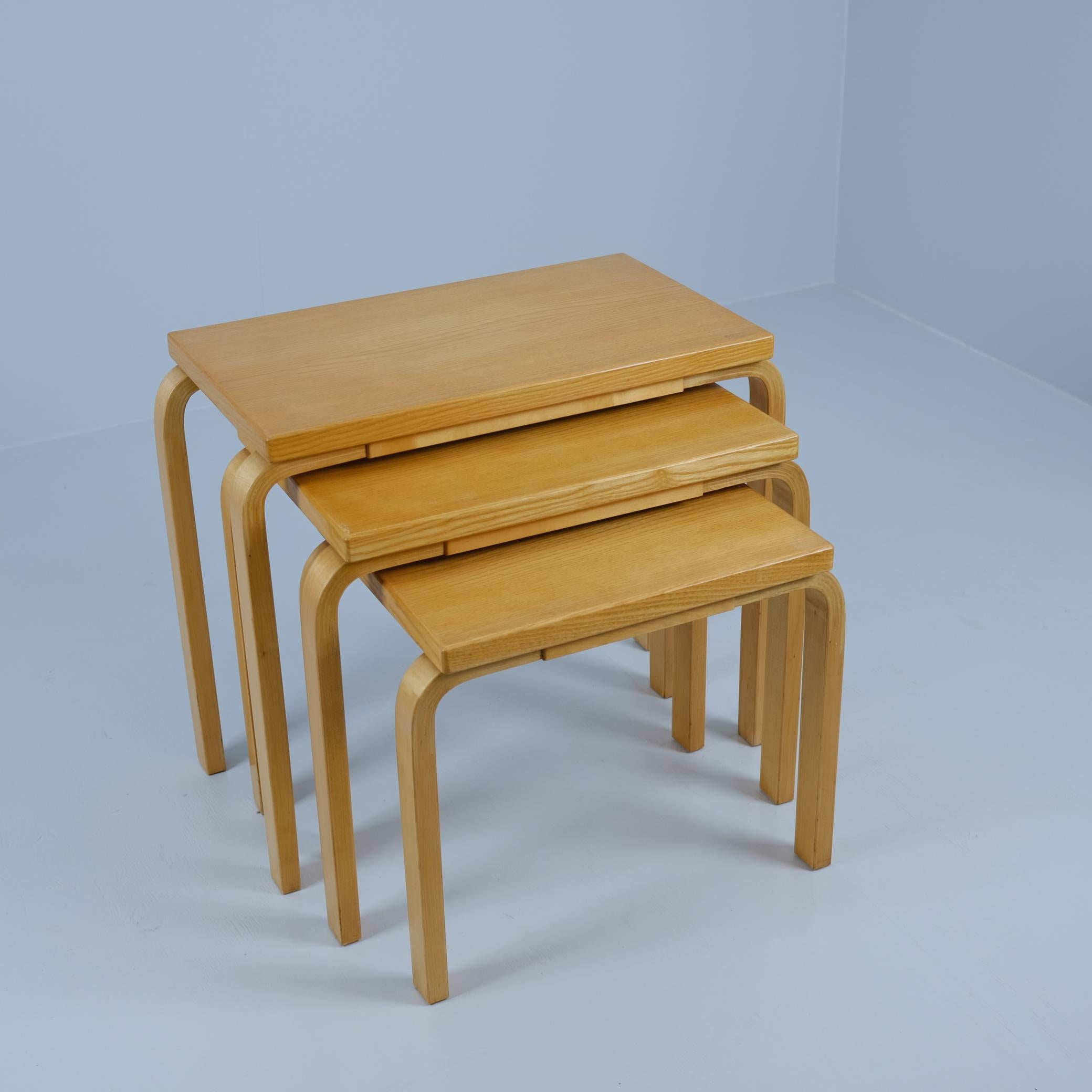 Alvar Aalto, Schachteltisch-Set Modell E88 aus Birke und Eiche, Artek, 1950er Jahre (Finnisch) im Angebot