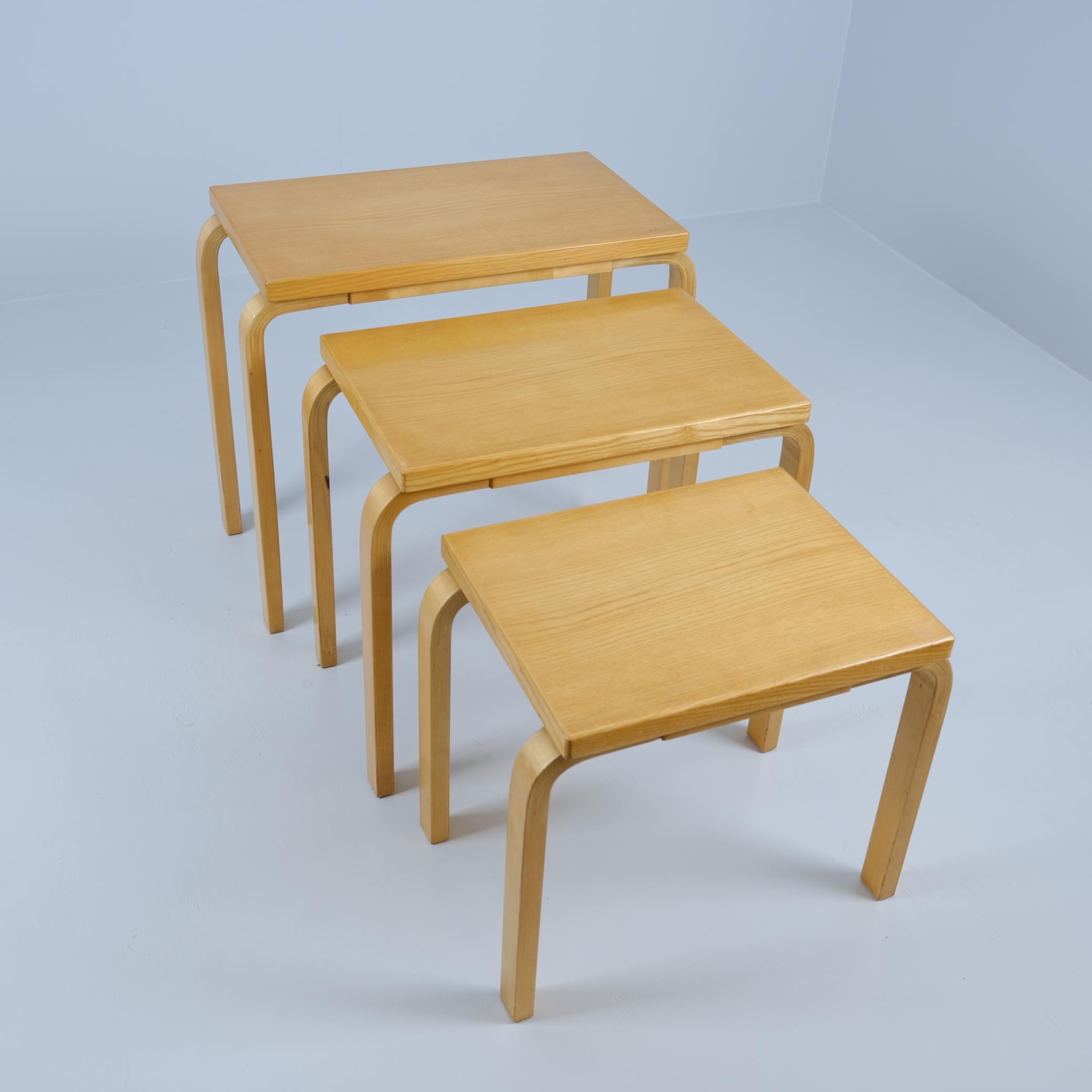 Alvar Aalto, Schachteltisch-Set Modell E88 aus Birke und Eiche, Artek, 1950er Jahre im Zustand „Gut“ im Angebot in Helsinki, FI