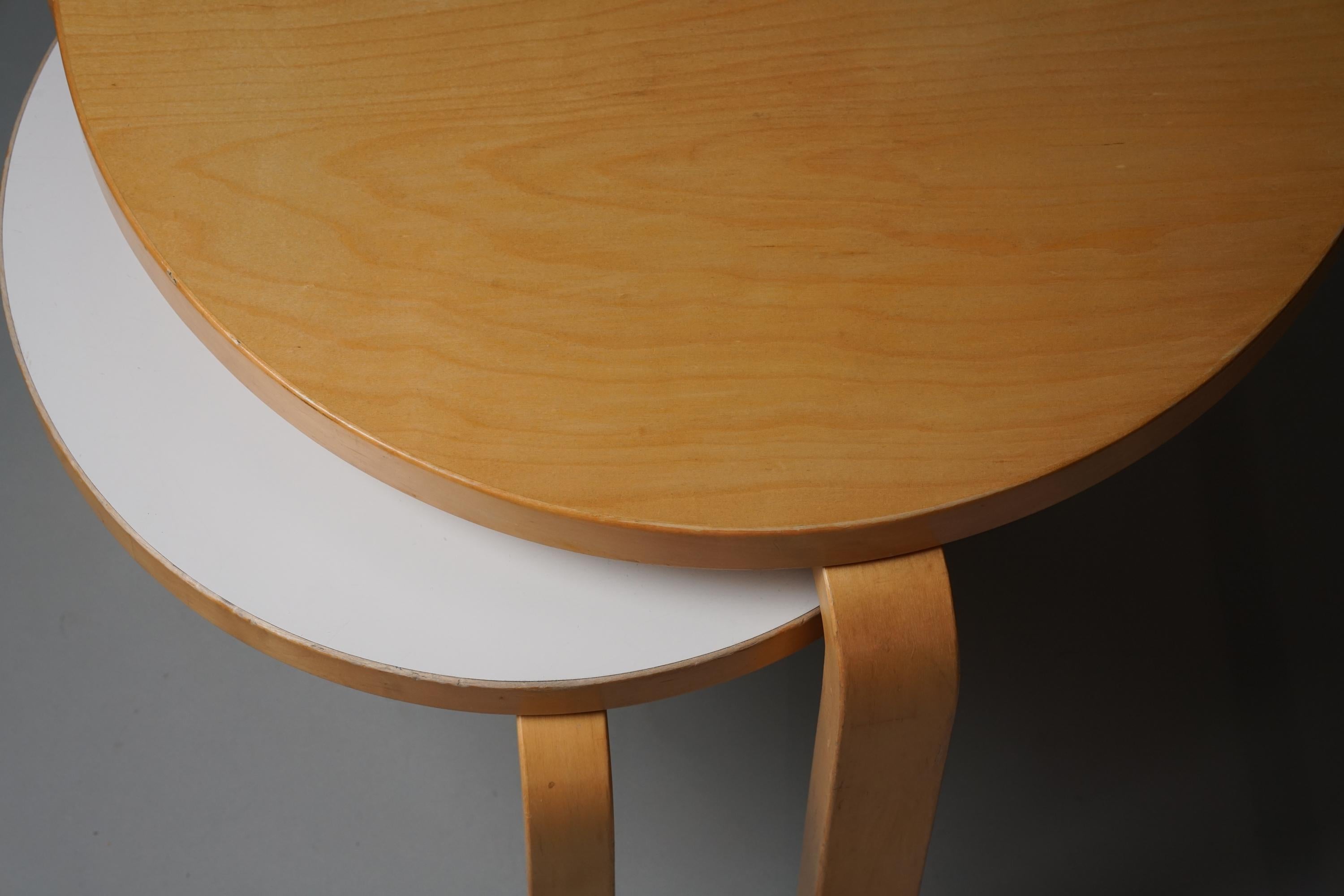 Scandinave moderne Tables gigognes Alvar Aalto+Aalto, modèle 90C et 90D, Artek, fin du XXe siècle en vente