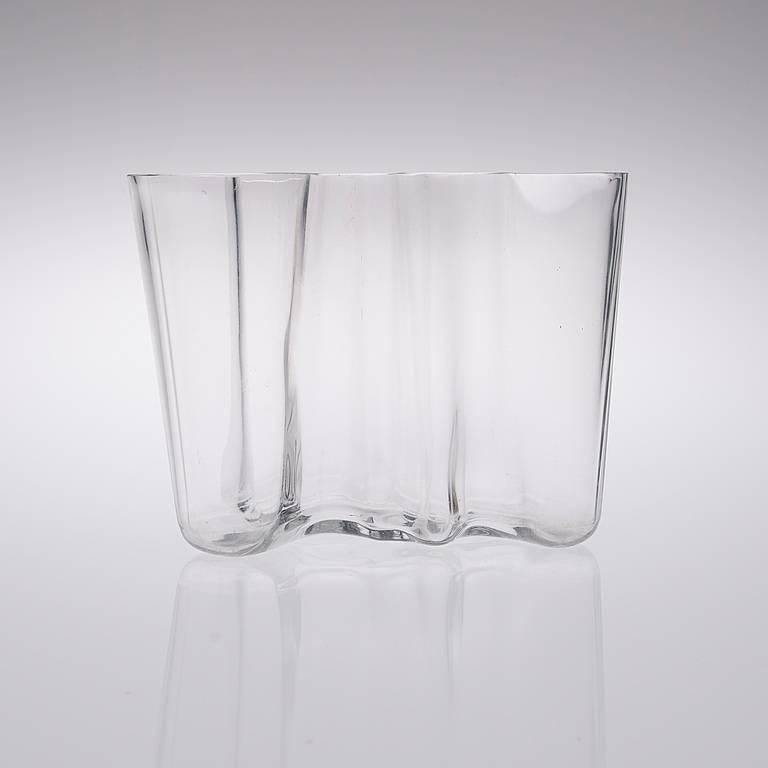 Glass designed by Alvar Aalto, circa 1960.
Manufactured in Finland.

In great original condition, with minor wear consistent with age and use in the structure some broken leather top, preserving a beautiful patina.

Hugo Alvar Henrik Aalto