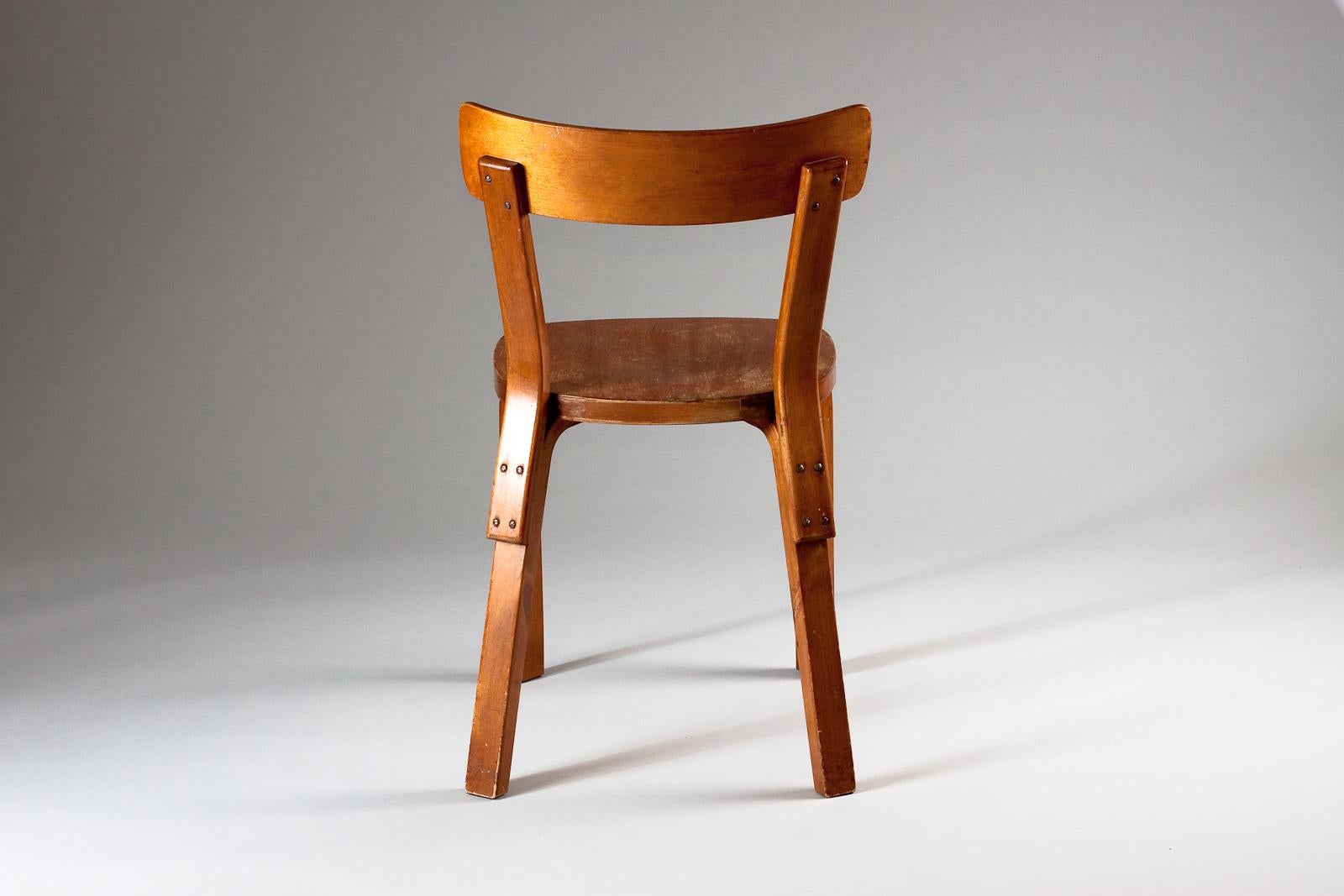 Milieu du XXe siècle Alvar Aalto, chaise 69 originale des années 1930 avec une belle couleur et une belle patine en vente