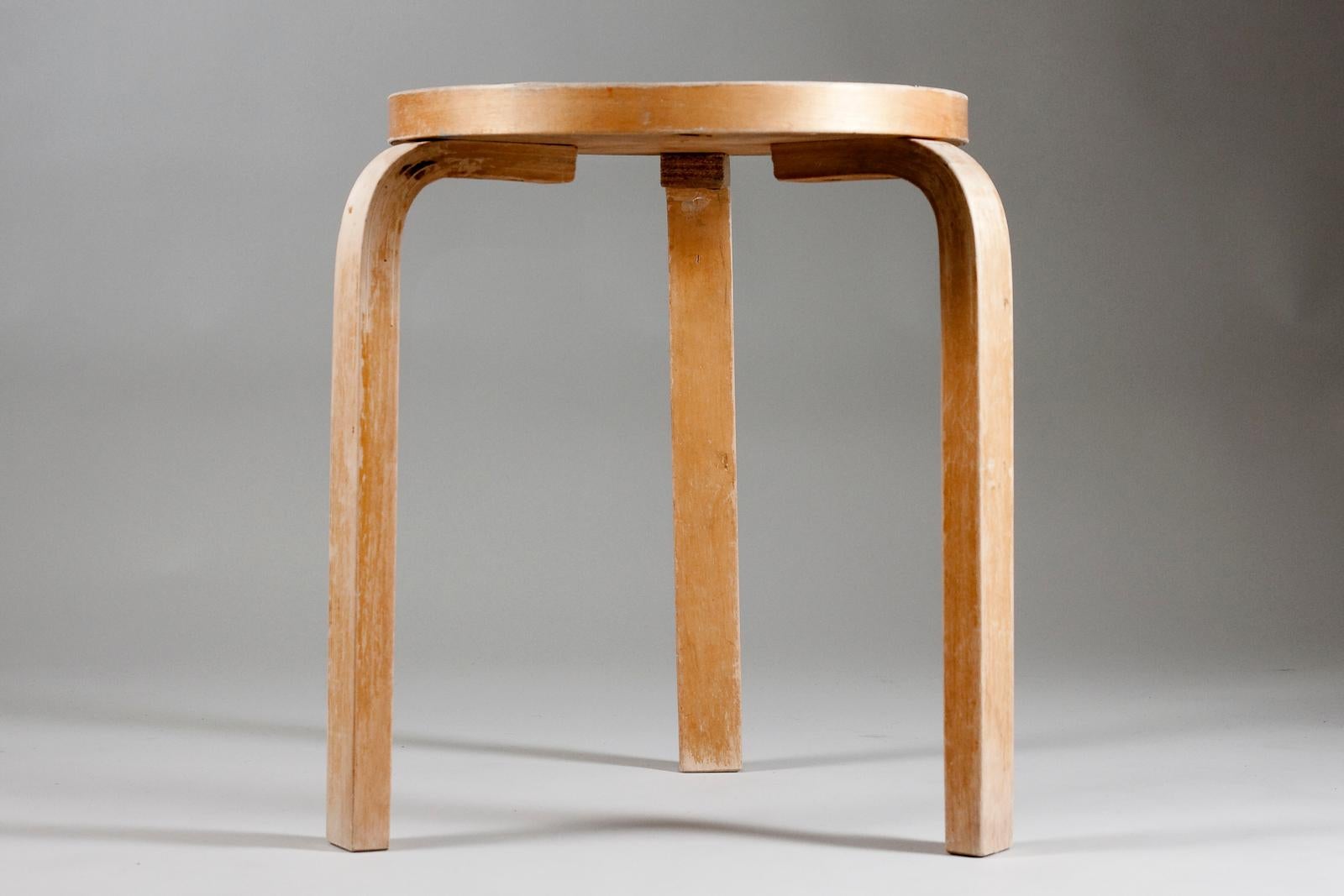 Finnish Alvar Aalto original 1950s stool 60 with blue linoleum top for Artek, Finland For Sale