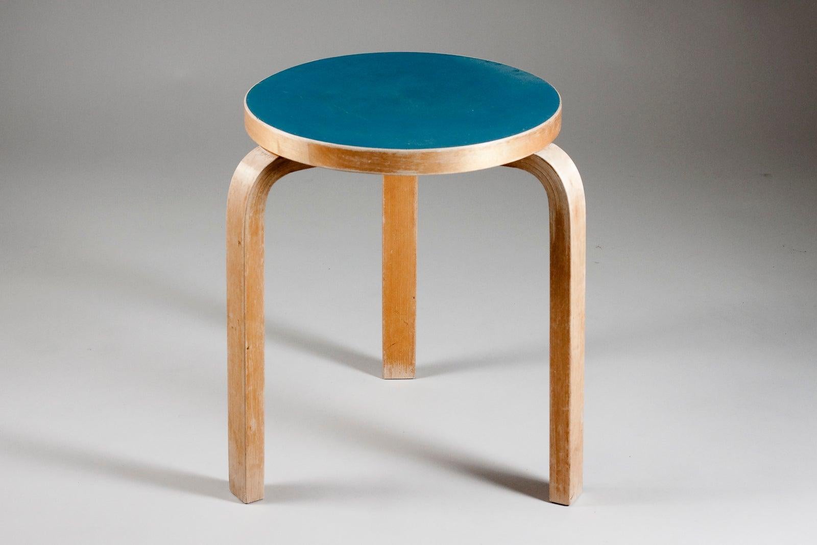 Alvar Aalto original 1950s stool 60 with blue linoleum top for Artek, Finland For Sale