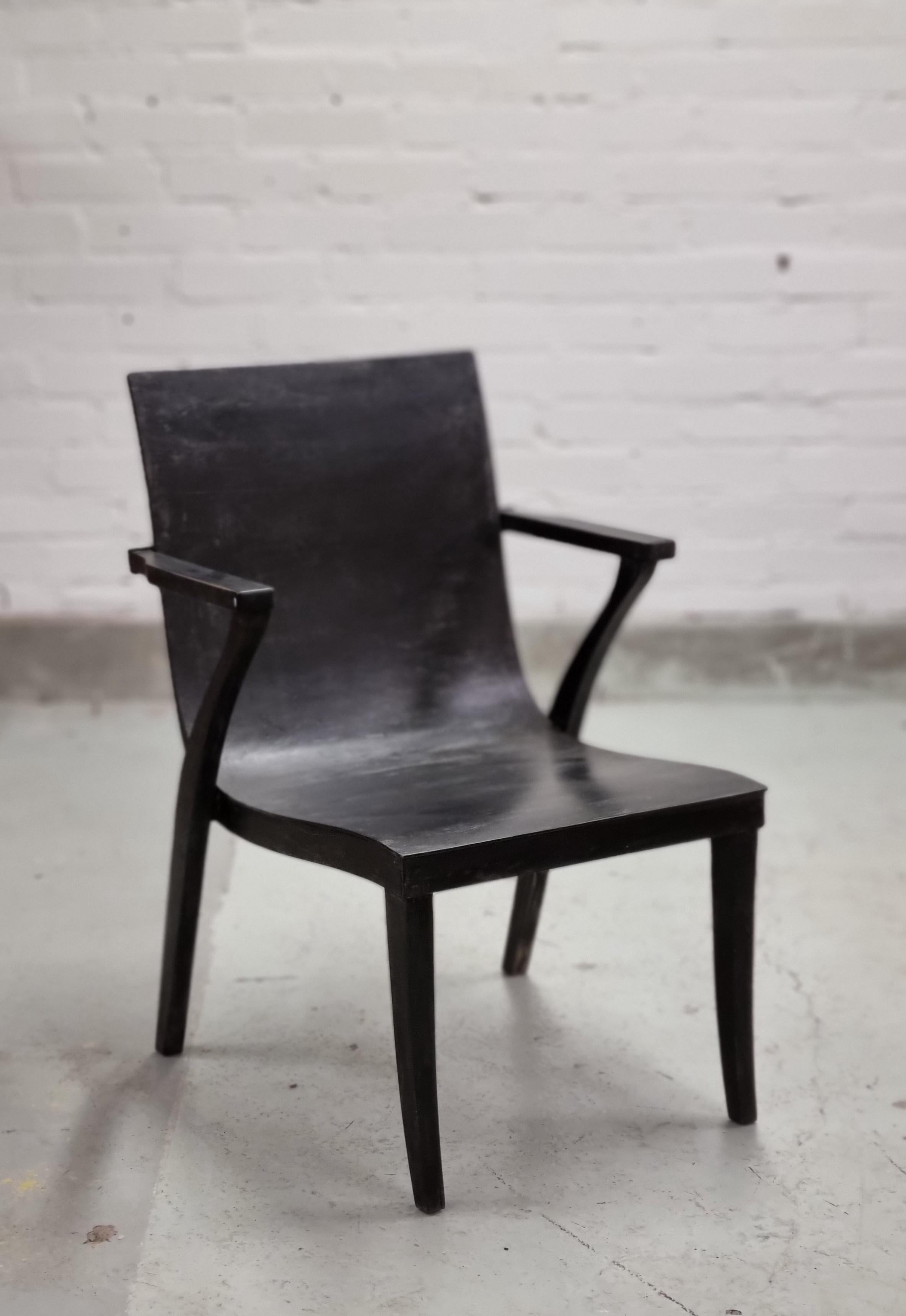Ce fauteuil extrêmement rare en bouleau massif et en contreplaqué de bouleau cintré a été conçu par l'architecte finlandais Alvar Aalto et Otto Korhonen, qui était l'un des ébénistes et propriétaires d'usine finlandais les plus connus.  Otto a fondé