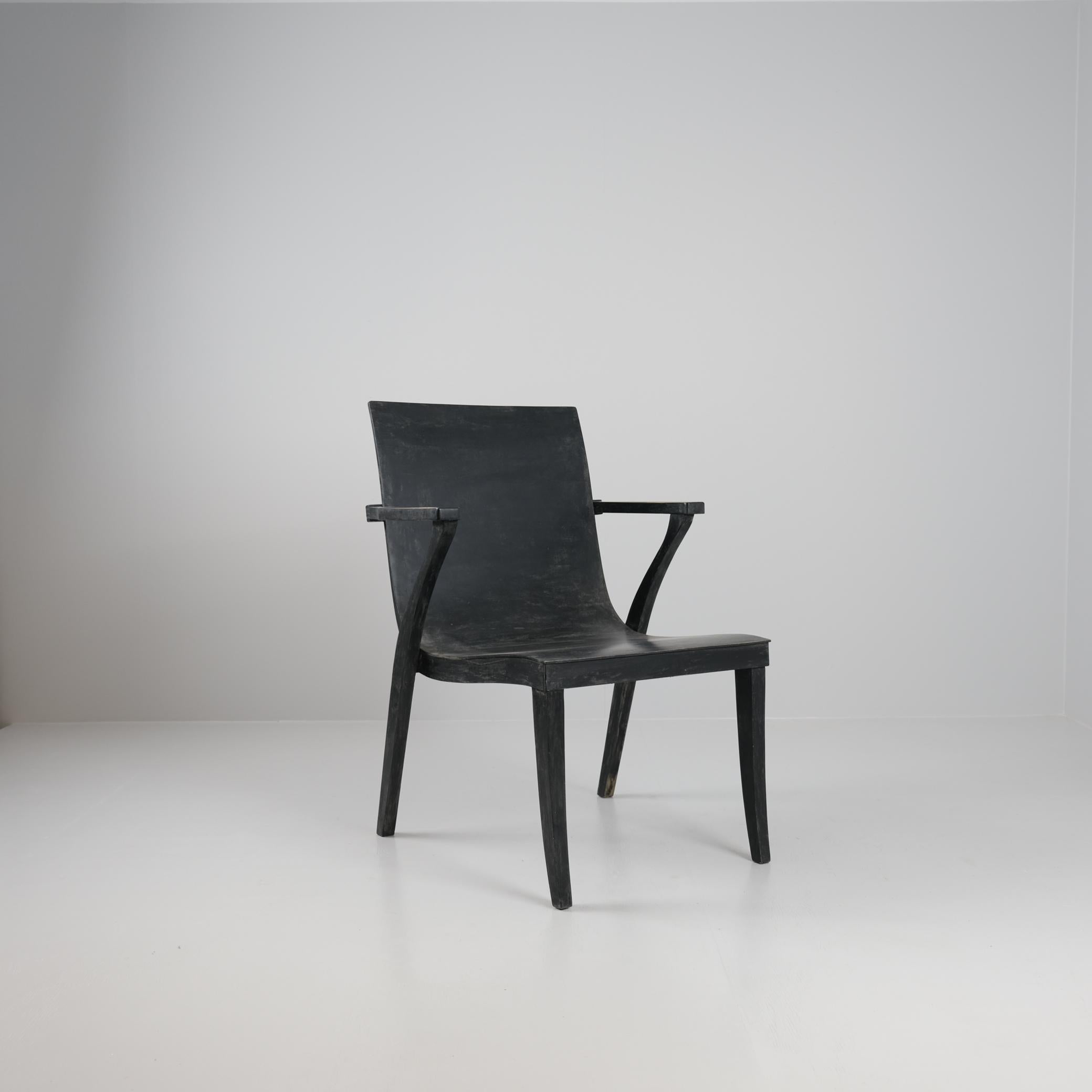 Dieser äußerst seltene Sessel aus massiver Birke und gebogenem Birkensperrholz wurde von dem finnischen Architekten Alvar Aalto und Otto Korhonen, einem der bekanntesten finnischen Möbelschreiner und Fabrikbesitzer, entworfen.  Otto gründete