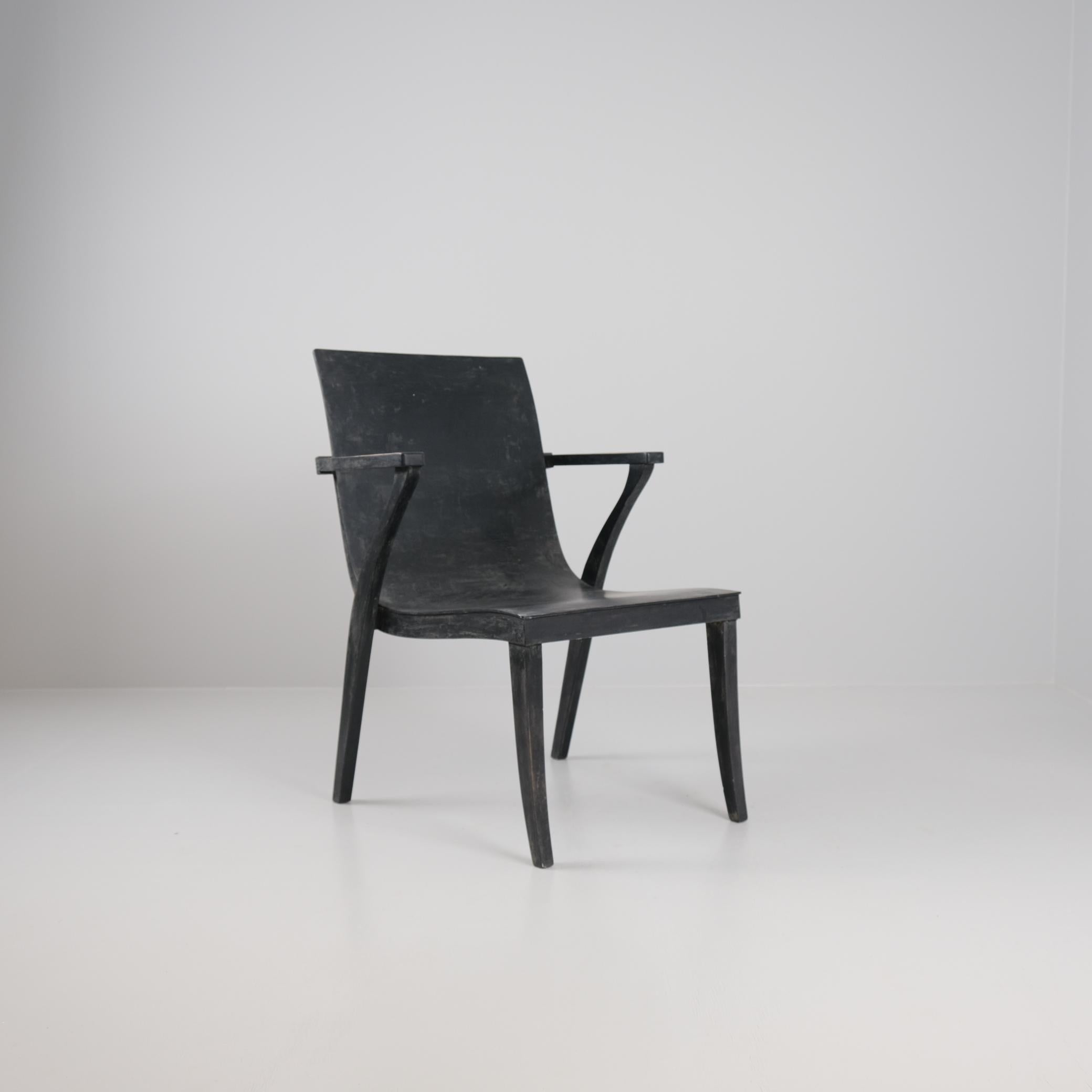 Dieser äußerst seltene Sessel aus massiver Birke und gebogenem Birkensperrholz wurde von dem finnischen Architekten Alvar Aalto und Otto Korhonen, einem der bekanntesten finnischen Möbelschreiner und Fabrikbesitzer, entworfen.  Otto gründete