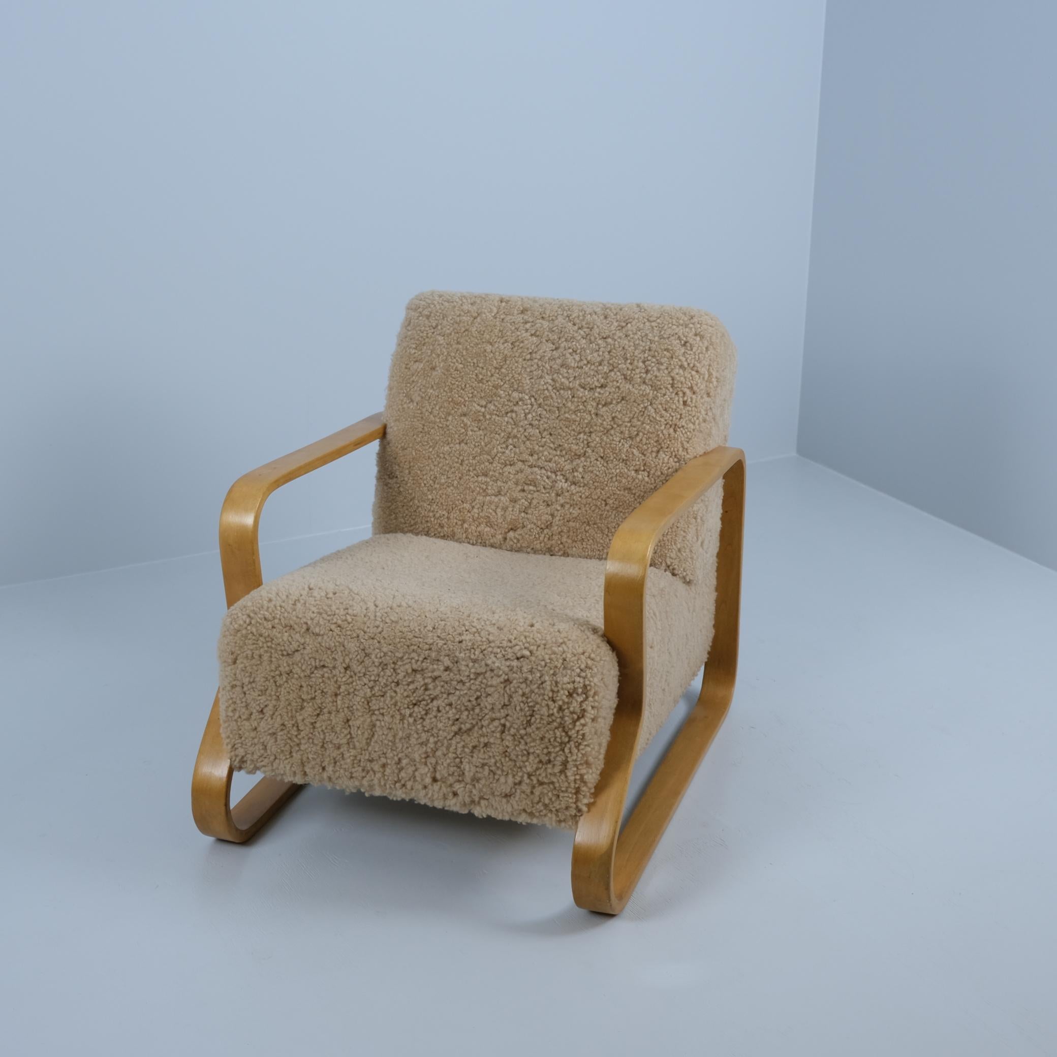La famosa tumbona Paimio modelo 41, diseñada por Alvar Aalto para el Sanatorio Paimio. Fabricado por  Huonekalu-ja Rakennustyötehdas Oy en la década de 1950, con el sello 