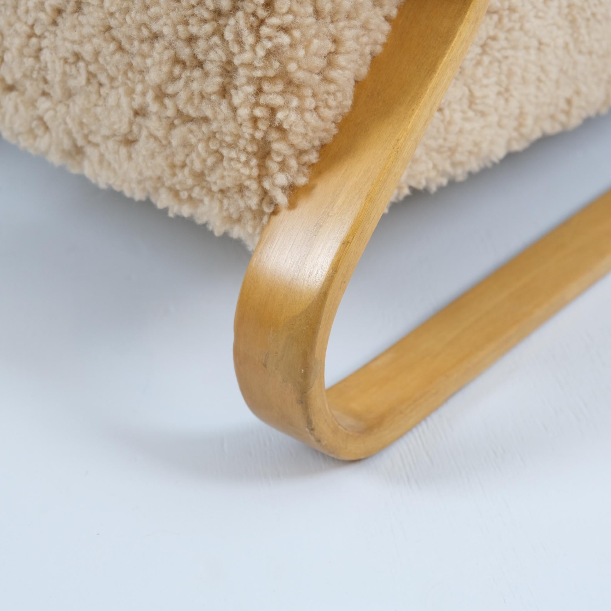 Sillón acolchado Paimio 44 de Alvar Aalto en abedul y piel de oveja, Artek Años 50 Finlandés en venta