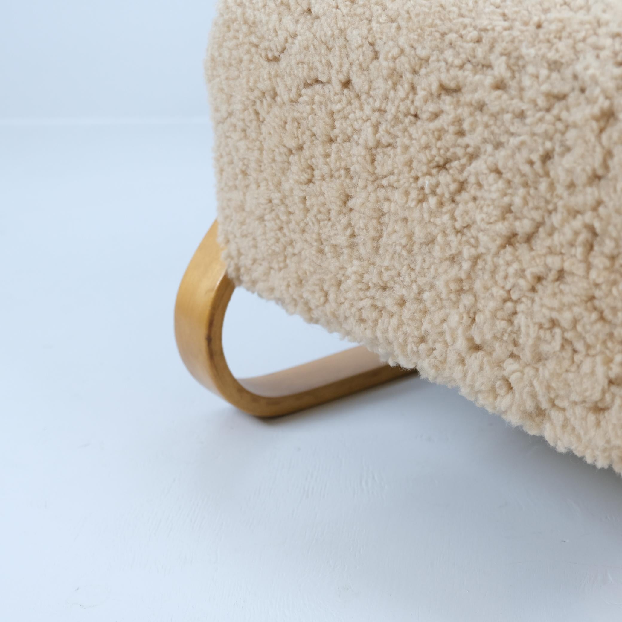 Sillón acolchado Paimio 44 de Alvar Aalto en abedul y piel de oveja, Artek Años 50 en Bueno estado para la venta en Helsinki, FI
