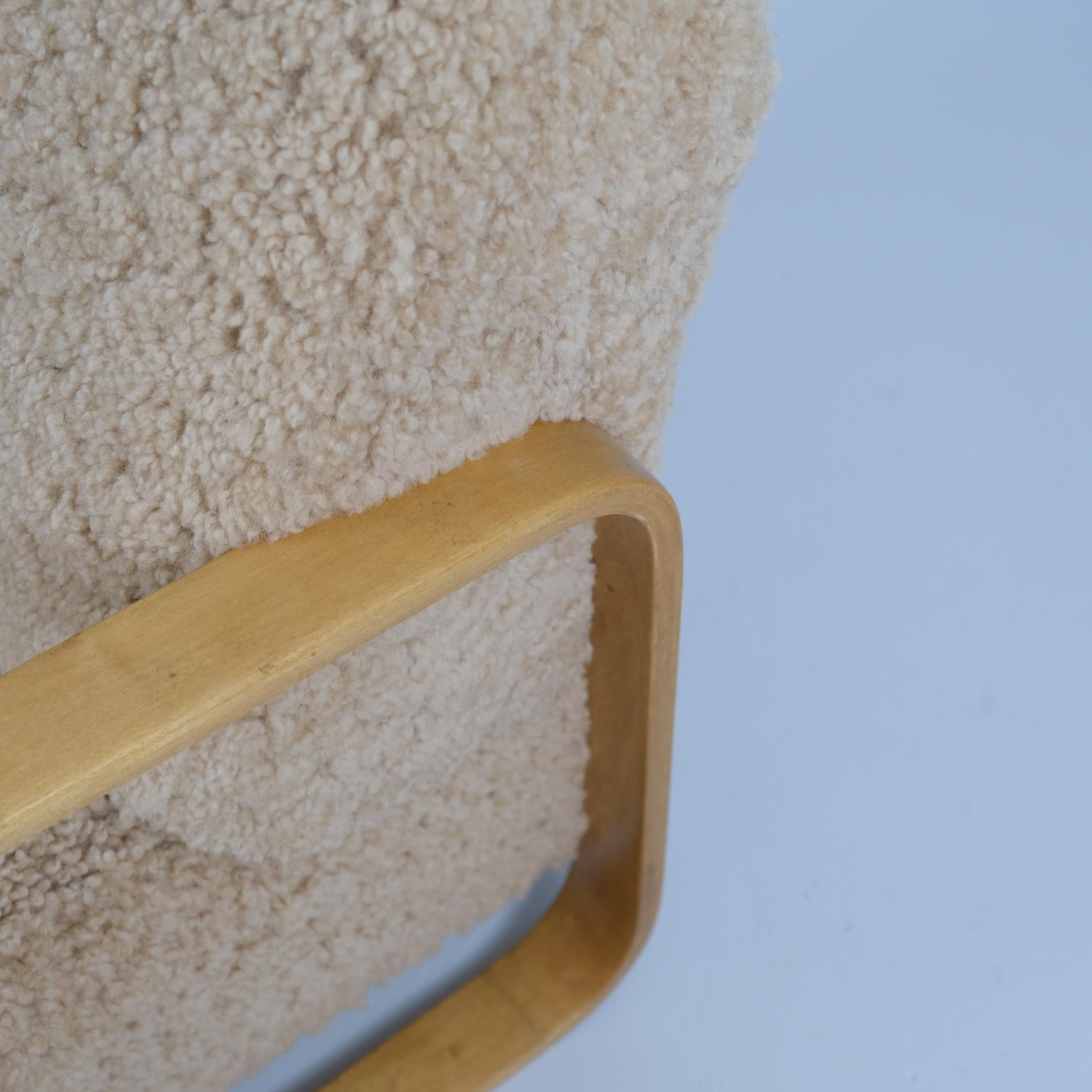 Sillón acolchado Paimio 44 de Alvar Aalto en abedul y piel de oveja, Artek Años 50 mediados del siglo XX en venta