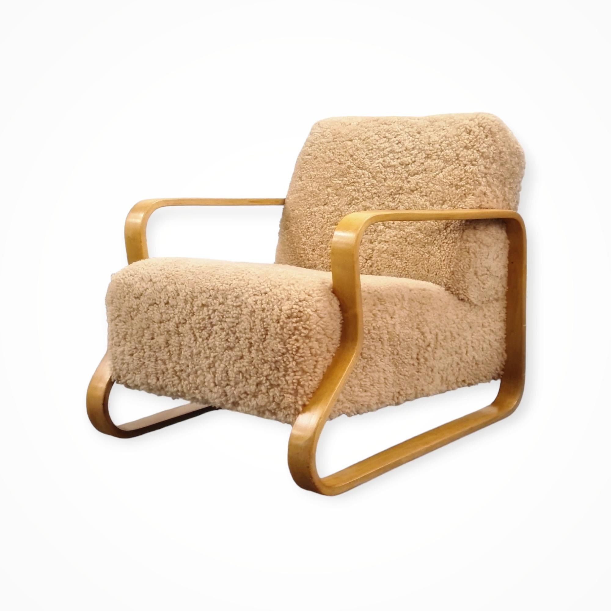 The famous Paimio lounge chair model 41, designed by Alvar Aalto for the Paimio Sanitarium. Manufactured by  Huonekalu-ja Rakennustyötehdas Oy in the 1950s, stamped 