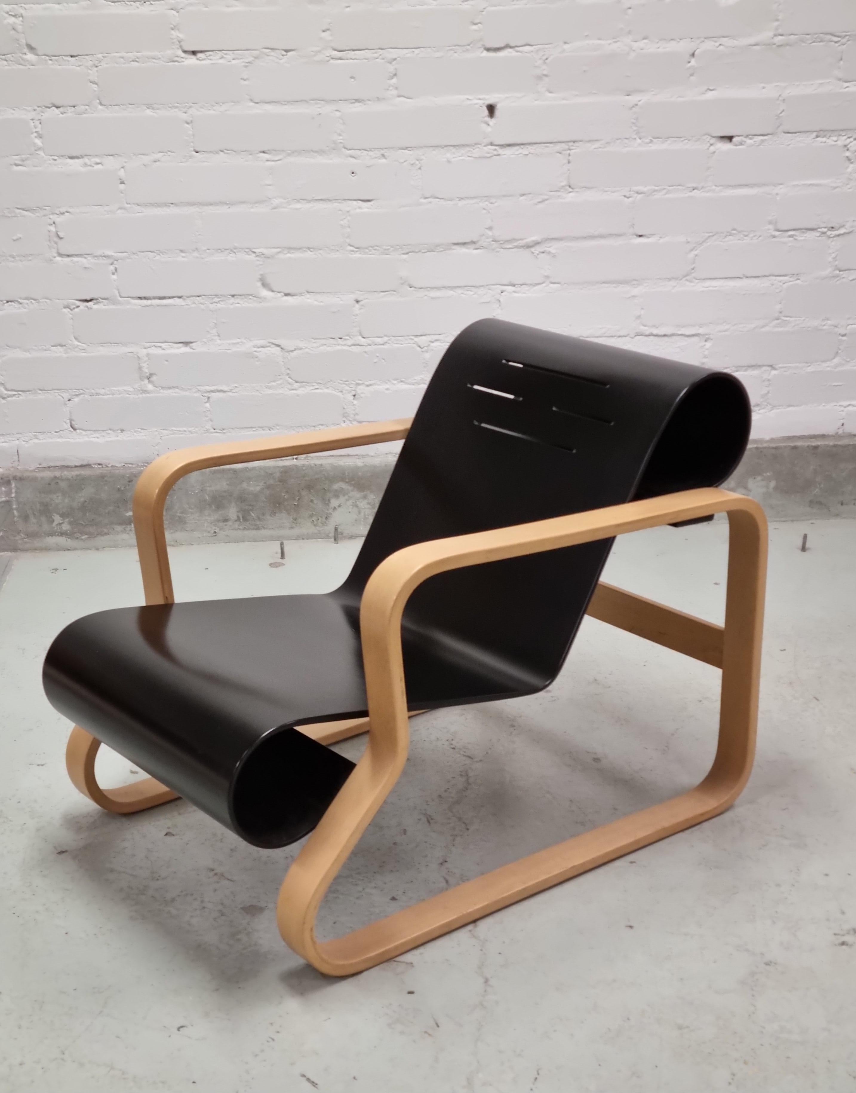 The famous Paimio lounge chair model 41, designed by Alvar Aalto for the Paimion Parantola. Manufactured by Artek in the 1960s, stamped 