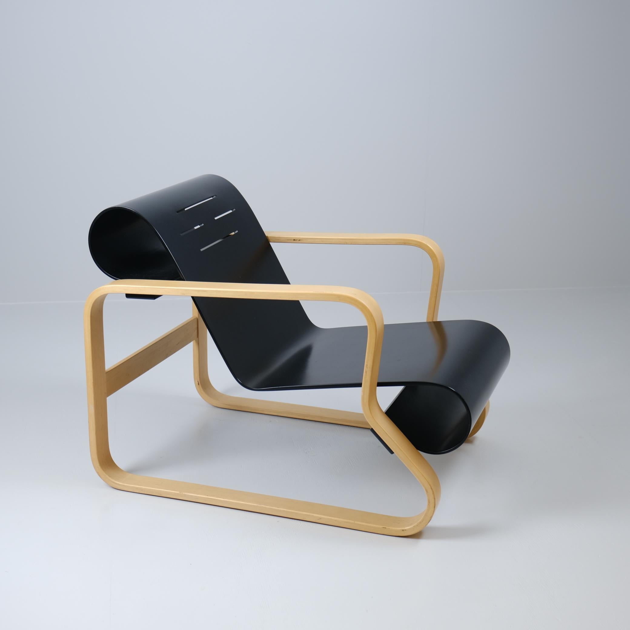 La famosa poltrona Paimio modello 41, disegnata da Alvar Aalto per la Paimion Parantola. Prodotto da Artek negli anni '60, con il timbro 