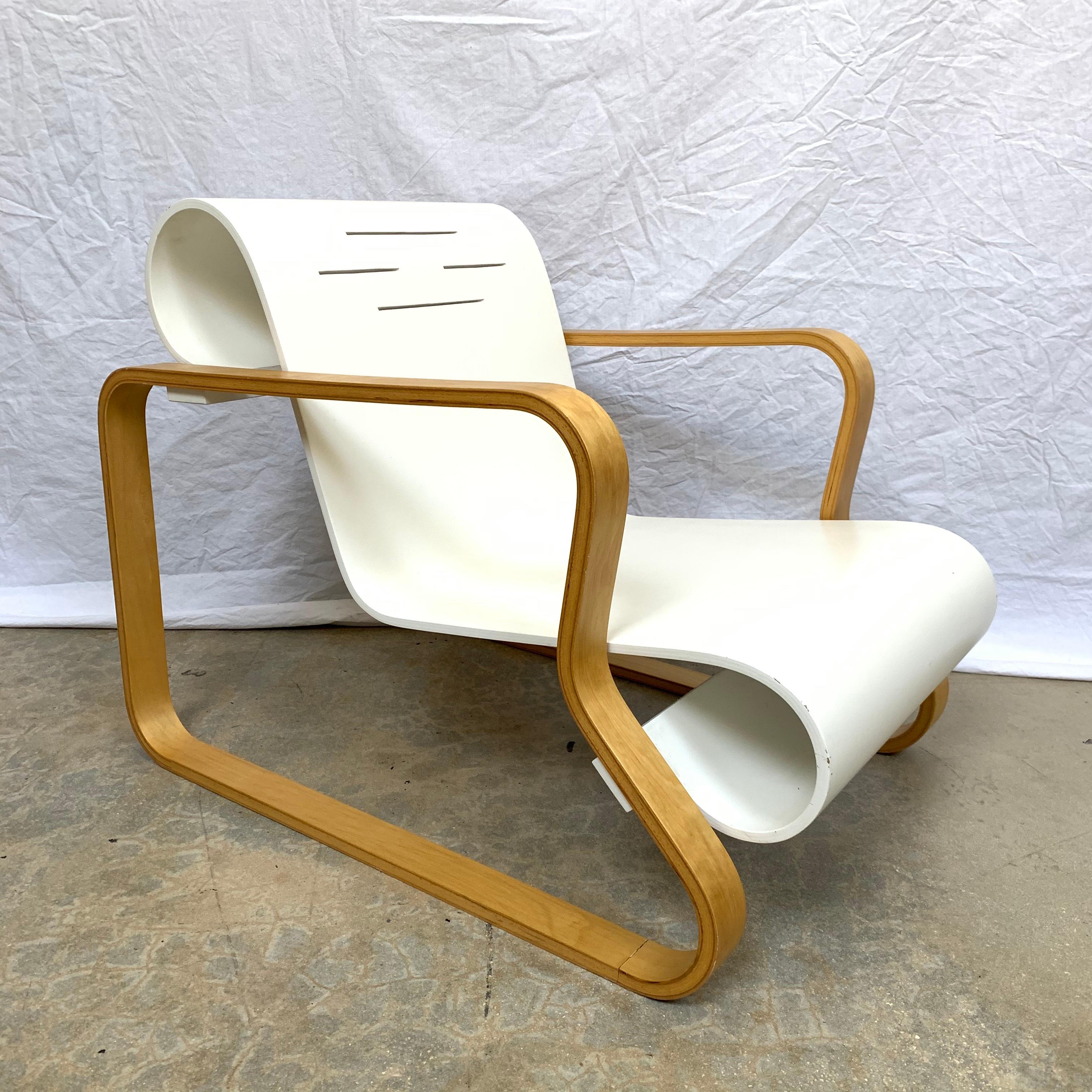 Great original vintage Paimio armchair 41 or lounge chair rendered in steam bent birch with a white lacquered seat designed by Alvar Aalto for Artek, 1970s.