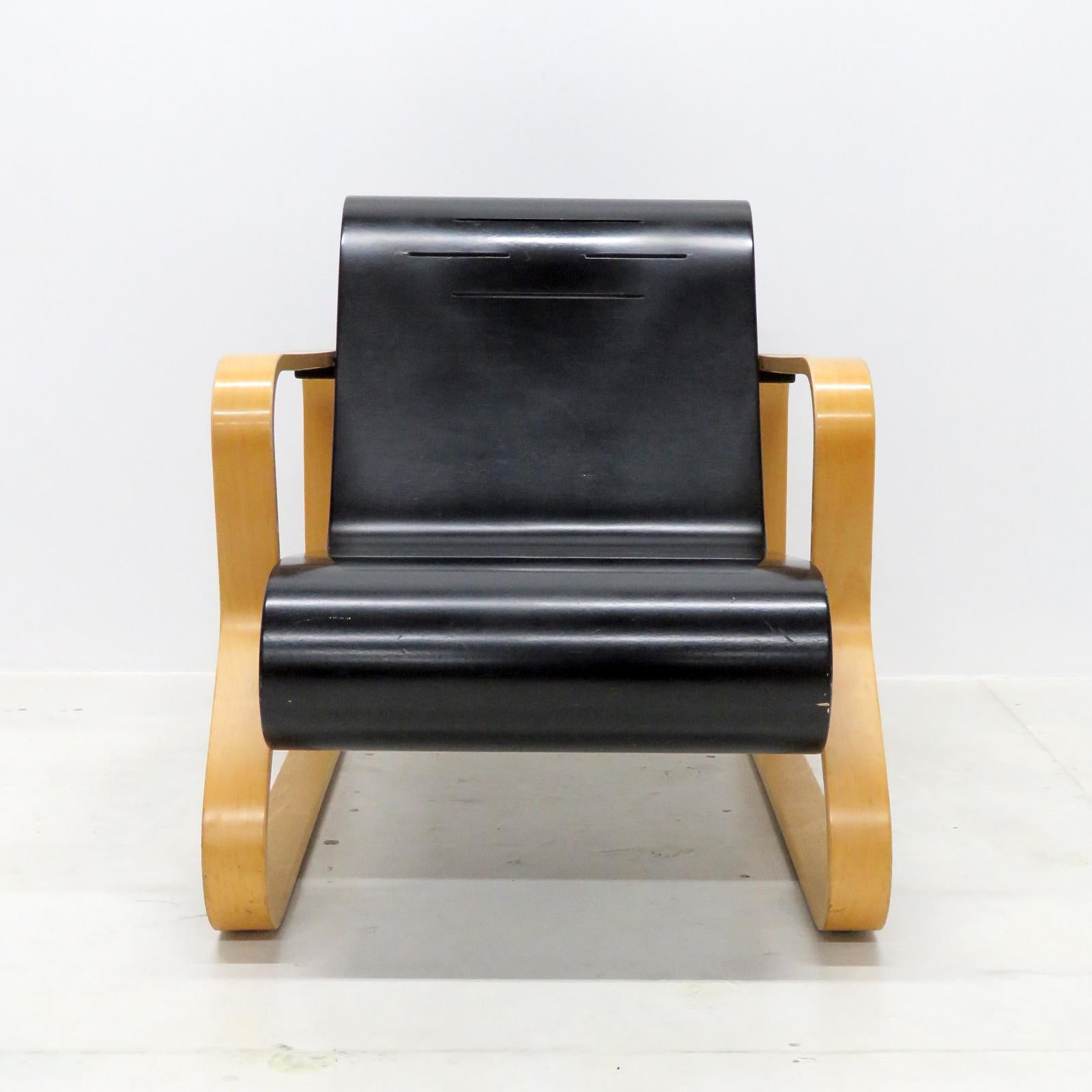 Atemberaubender Paimio-Sessel 41 von Alvar Alto für Artek, Finnland, aus natürlichem Birkenholz mit schwarzem Bugholzsitz mit Lüftungsschlitzen. Der Rahmen aus laminierter Birke ist in eine geschlossene Kurve gebogen und hat Querstreben aus massiver
