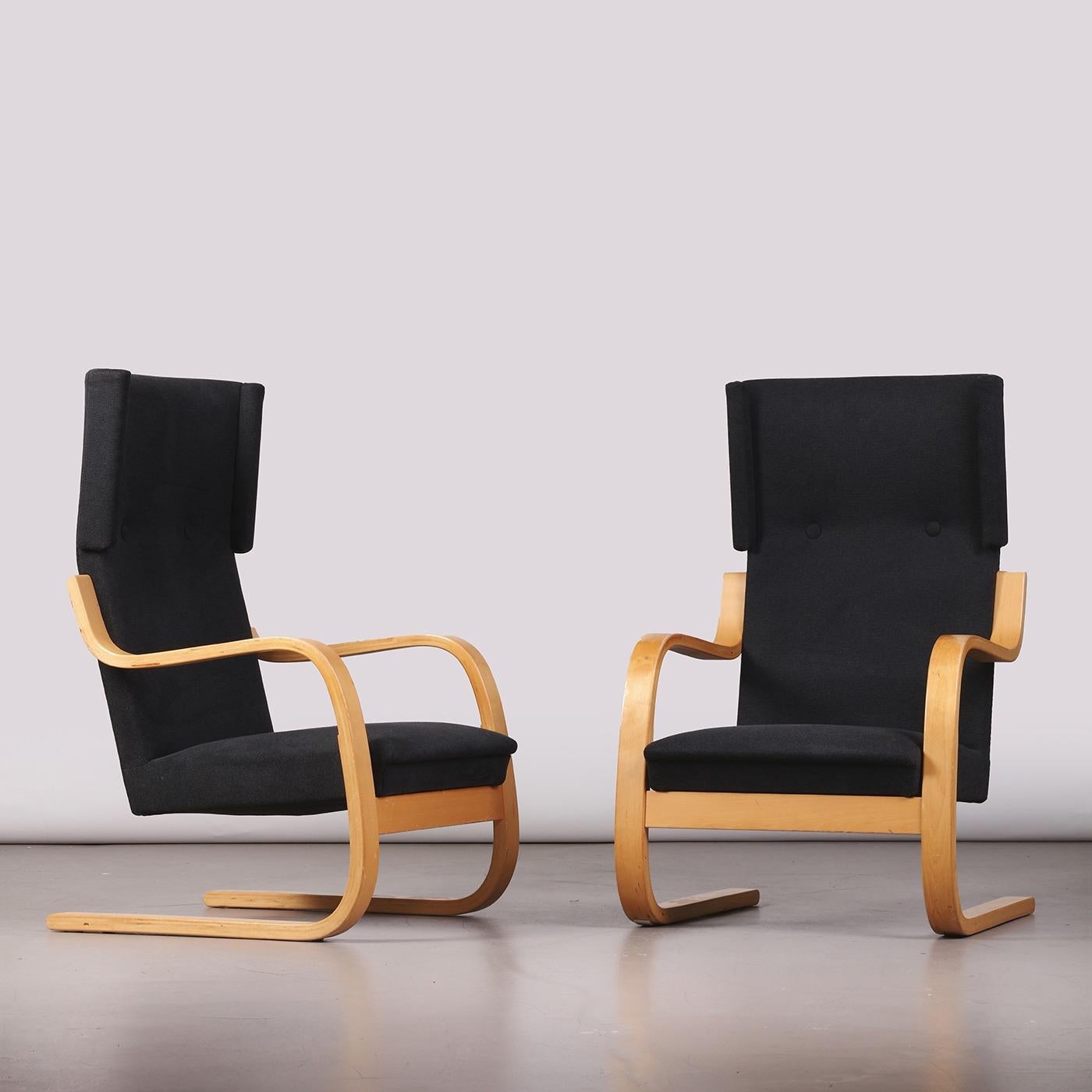 Pareja de sillones voladizos de respaldo alto, modelo 