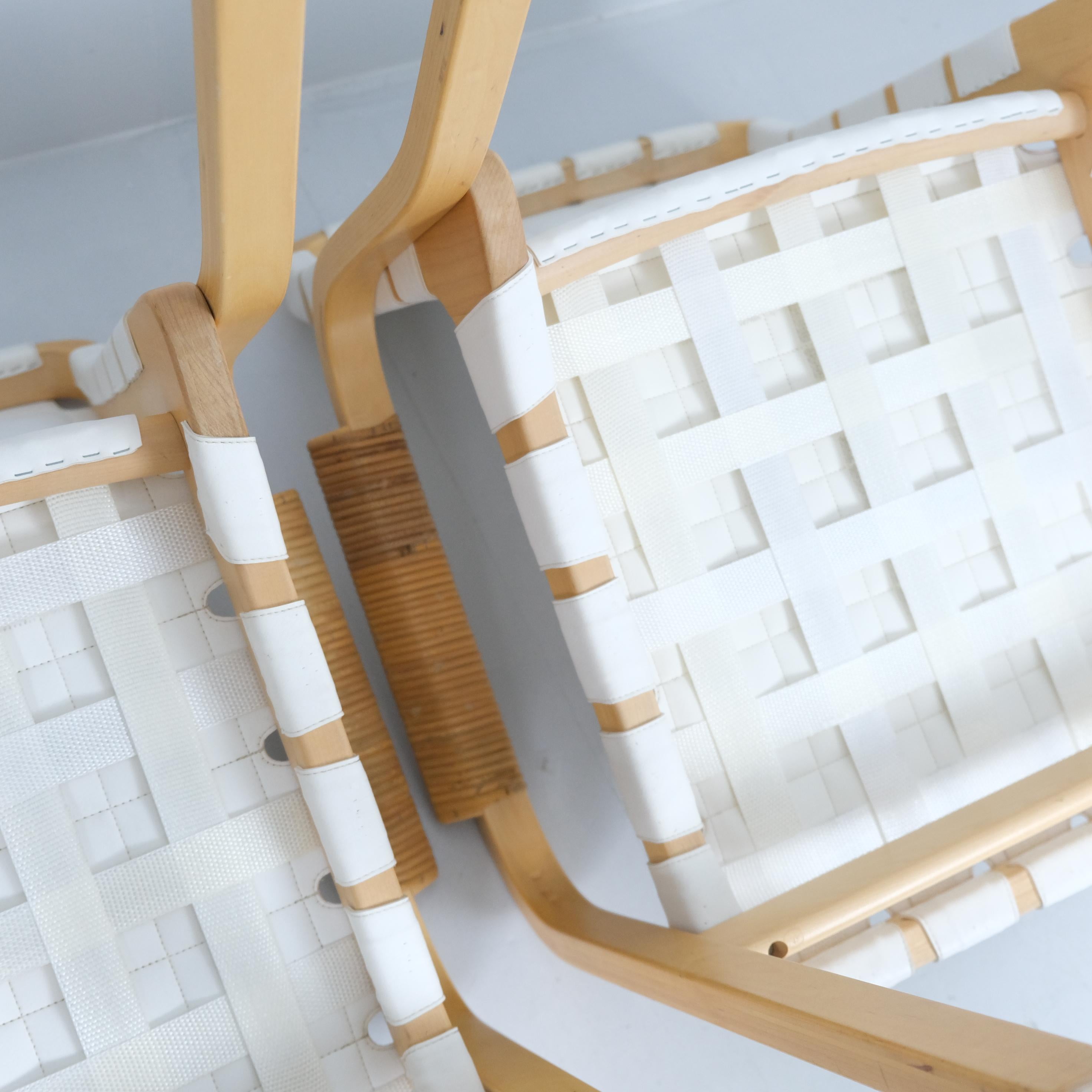 Alvar Aalto Pair of Armchairs 45 in Birch, Rattan, & White Leather, Artek 1970s en venta 3