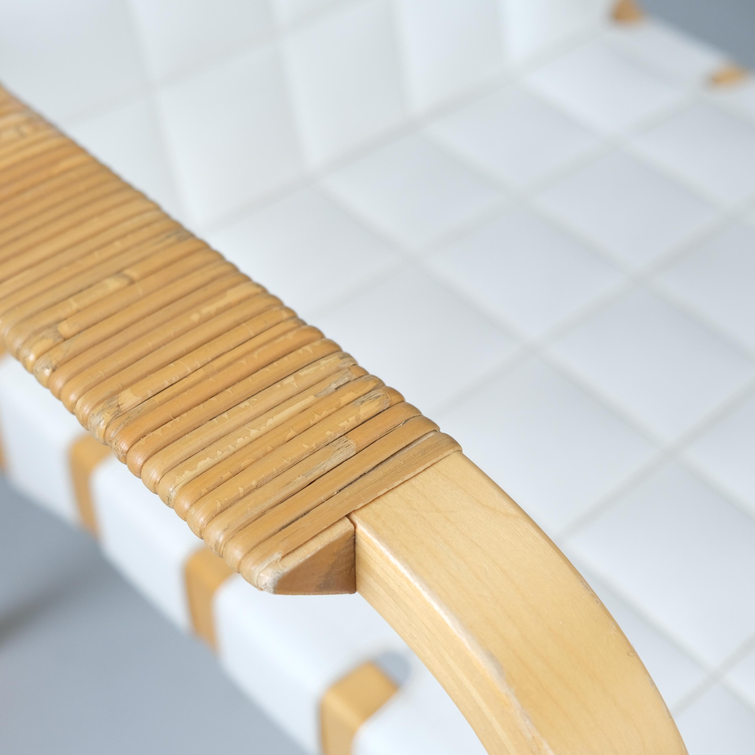 Alvar Aalto Pair of Armchairs 45 in Birch, Rattan, & White Leather, Artek 1970s en venta 4