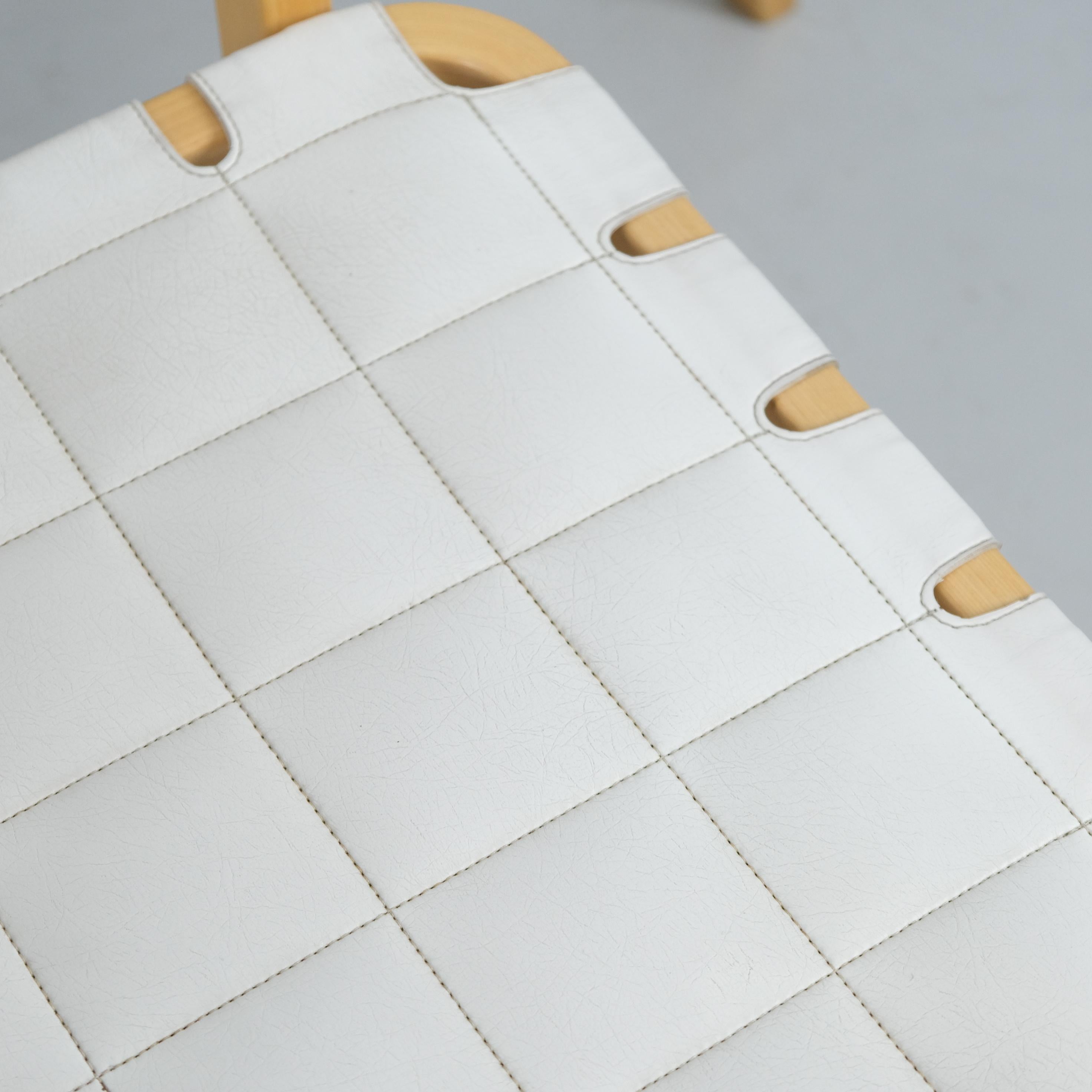 Alvar Aalto Pair of Armchairs 45 in Birch, Rattan, & White Leather, Artek 1970s en venta 6