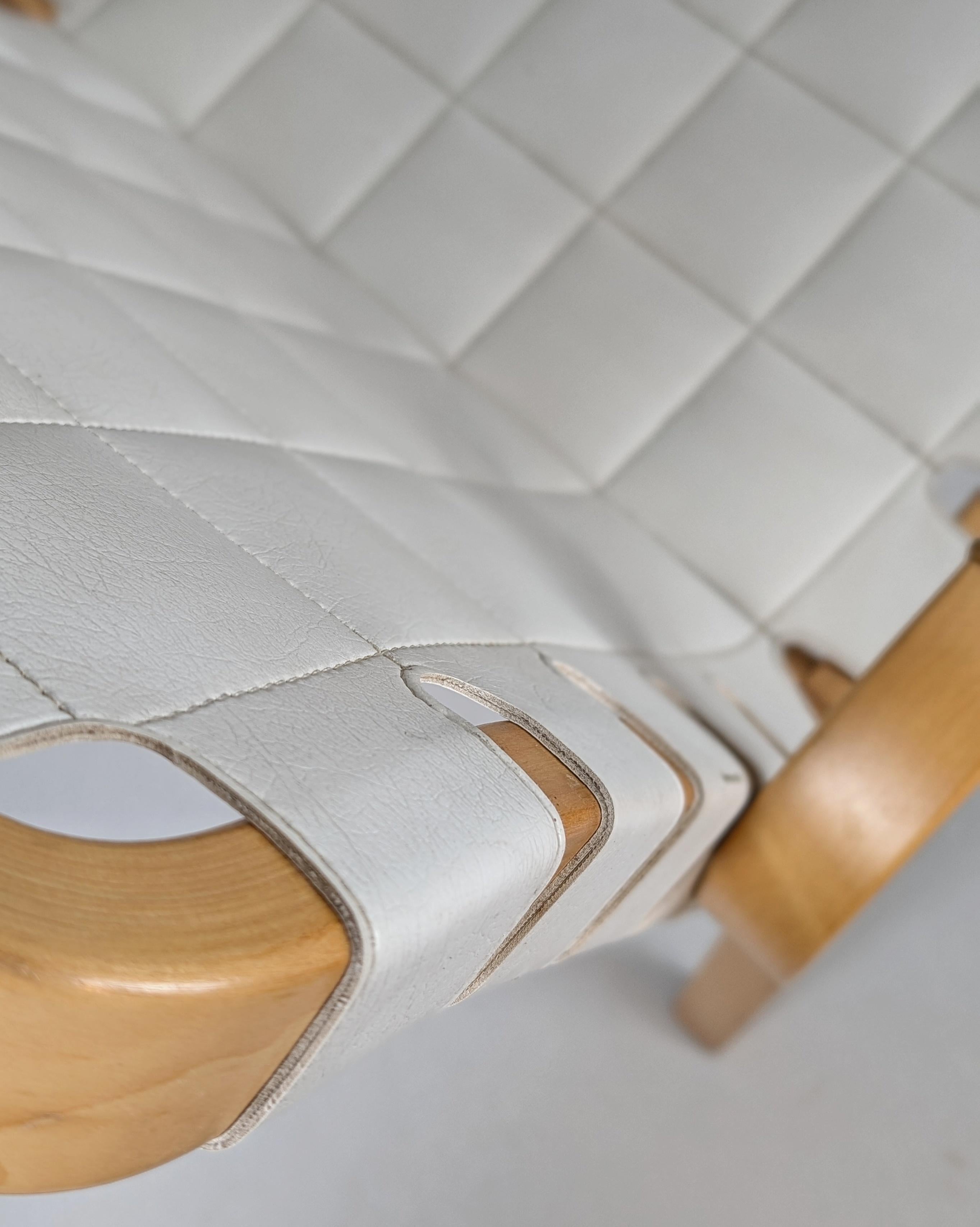 Alvar Aalto Pair of Armchairs 45 in Birch, Rattan, & White Leather, Artek 1970s en venta 8
