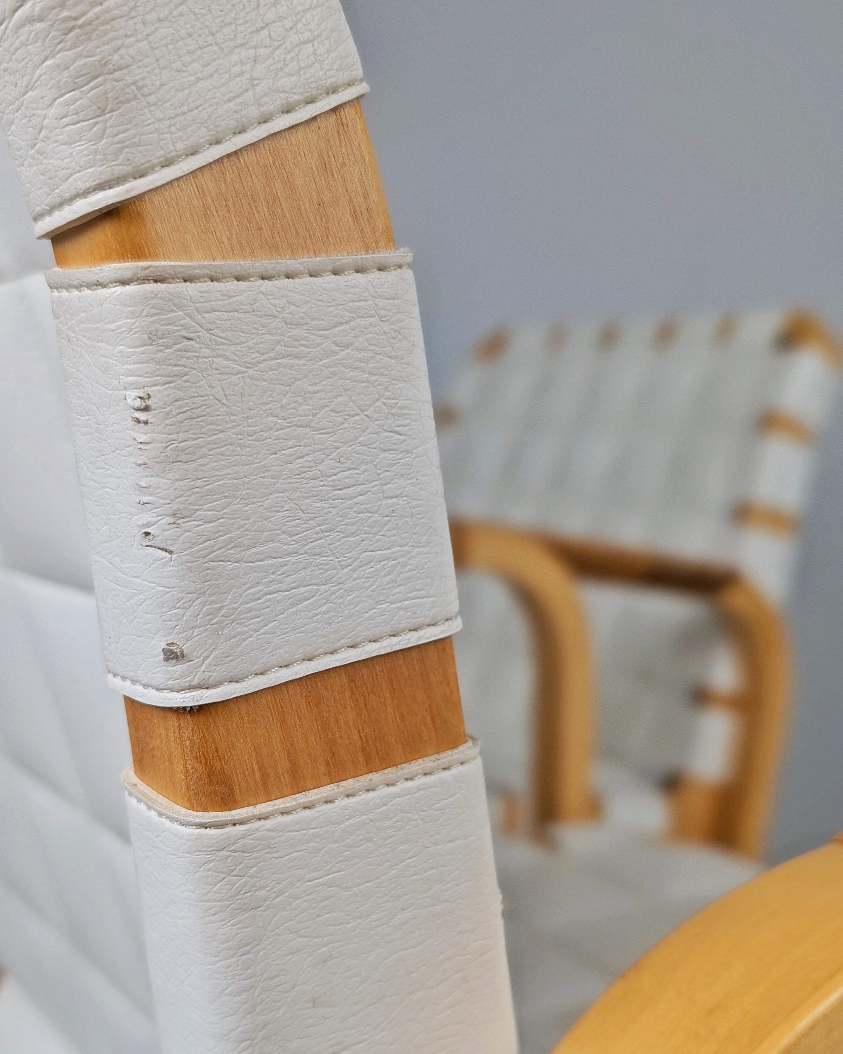 Alvar Aalto Pair of Armchairs 45 in Birch, Rattan, & White Leather, Artek 1970s en venta 9