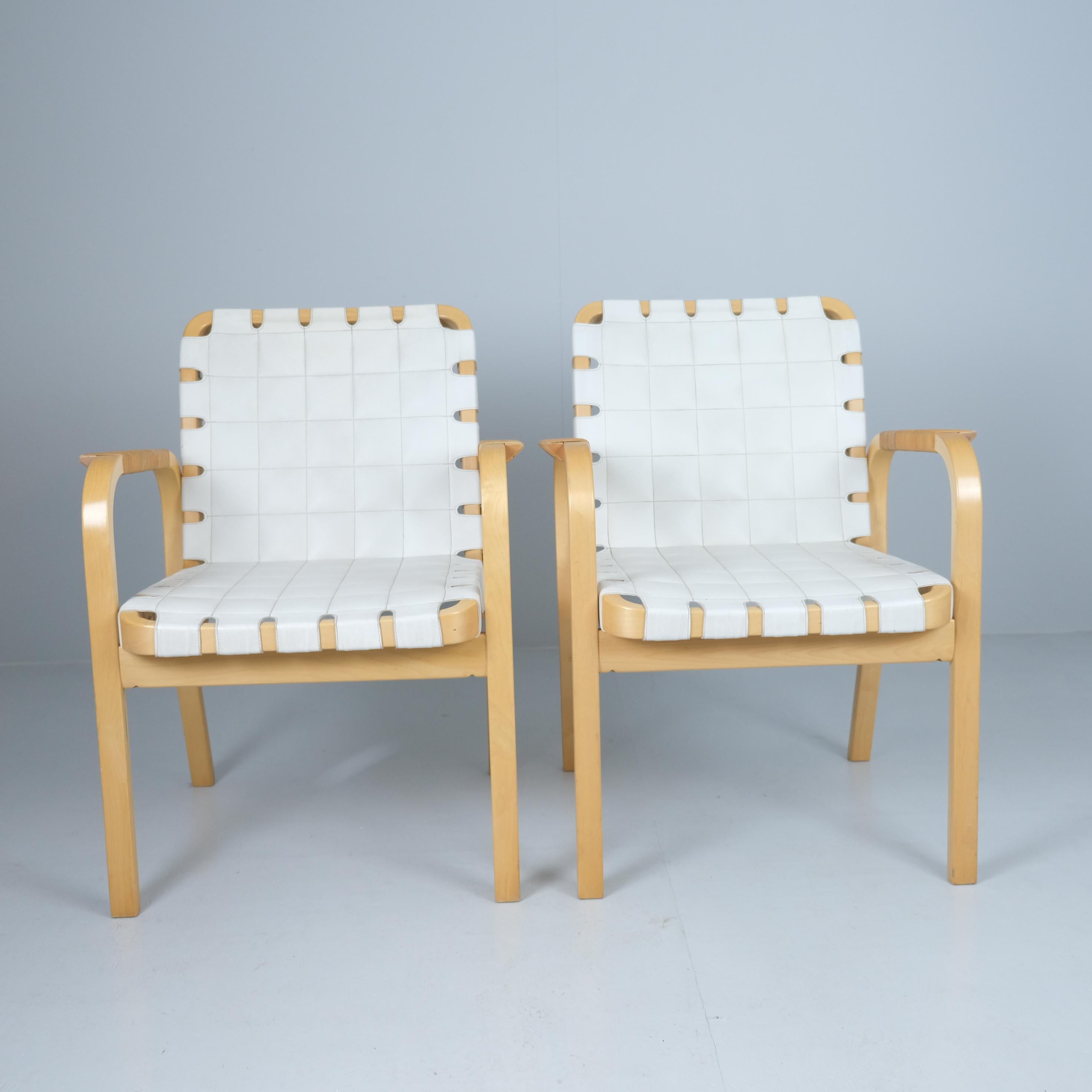 Alvar Aalto Pair of Armchairs 45 in Birch, Rattan, & White Leather, Artek 1970s Finlandés en venta
