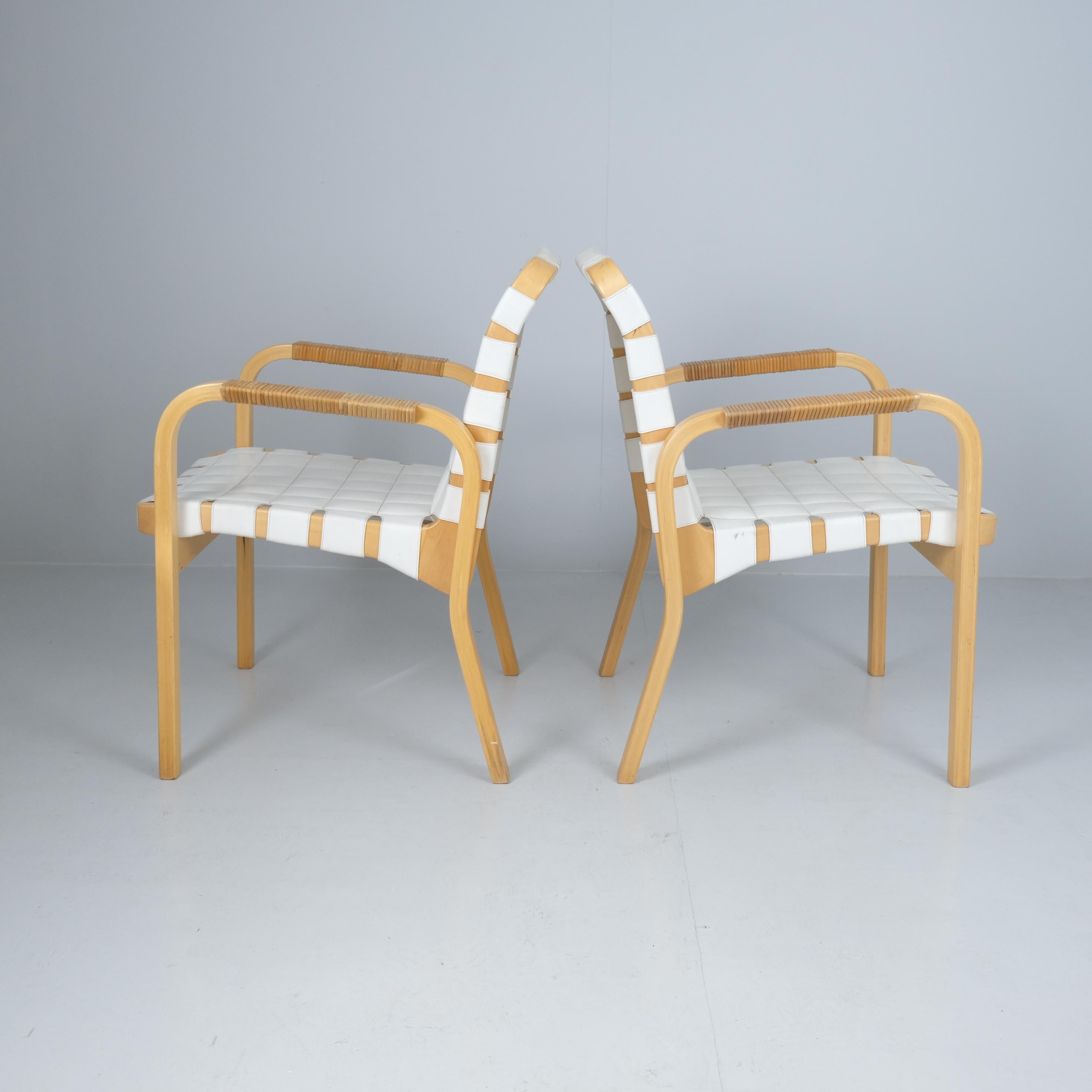 Alvar Aalto Pair of Armchairs 45 in Birch, Rattan, & White Leather, Artek 1970s en Bueno estado para la venta en Helsinki, FI