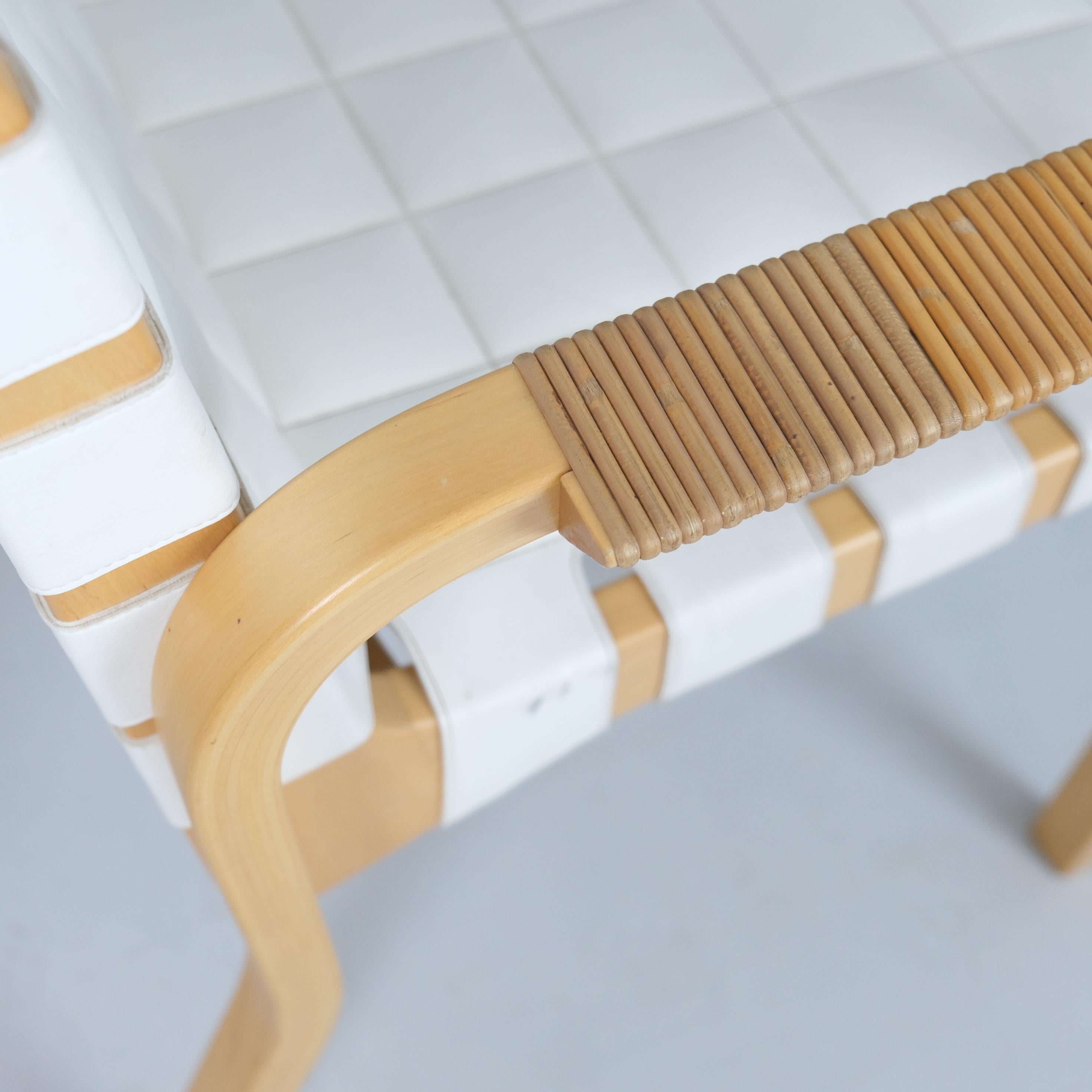 Alvar Aalto Pair of Armchairs 45 in Birch, Rattan, & White Leather, Artek 1970s finales del siglo XX en venta