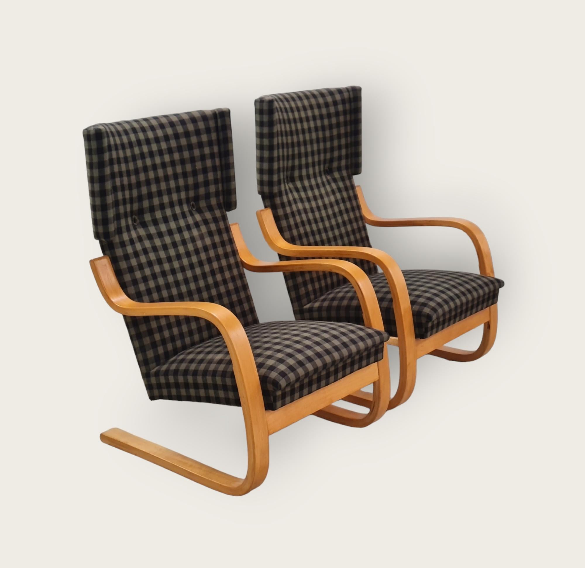 Magnifique paire de chaises à ressort Alvar Aalto du milieu du siècle, modèle 401. Cette chaise est similaire à la chaise emblématique connue sous le nom de Pikkupaimio (petit paimio), mais avec un dossier plus haut et des 
