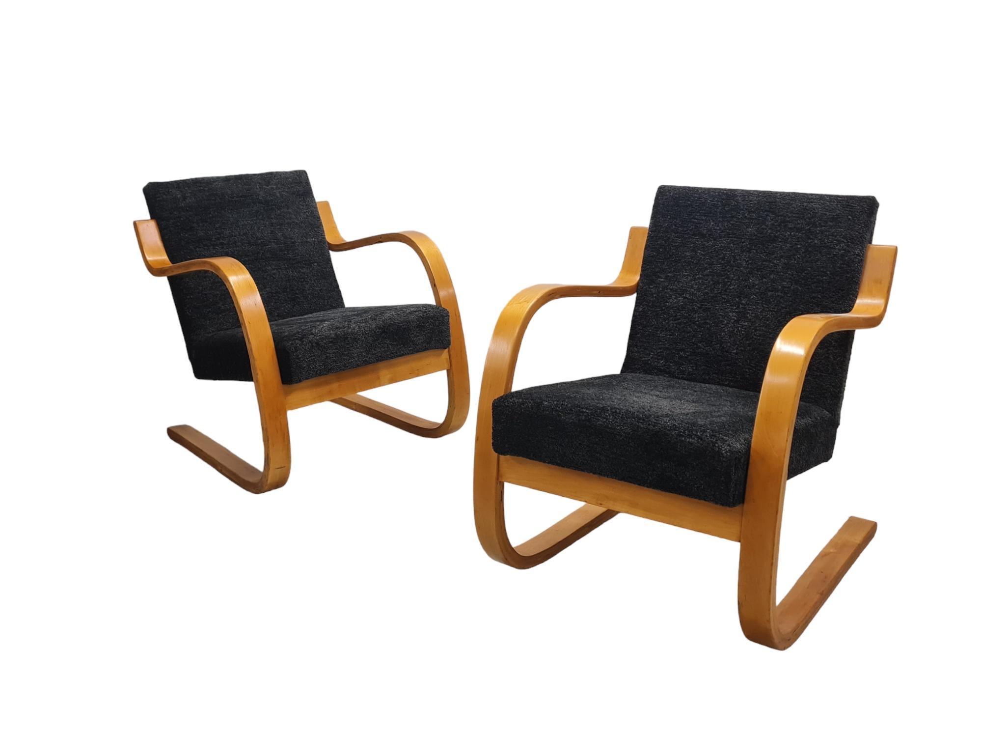 Magnifique paire de chaises à ressort Alvar Aalto du milieu du siècle, modèle 402, également connues sous le nom de Pikkupaimio (petit paimio), associées au légendaire sanatorium de Paimio conçu par Aalto. 

Les chaises sont légères et peuvent être