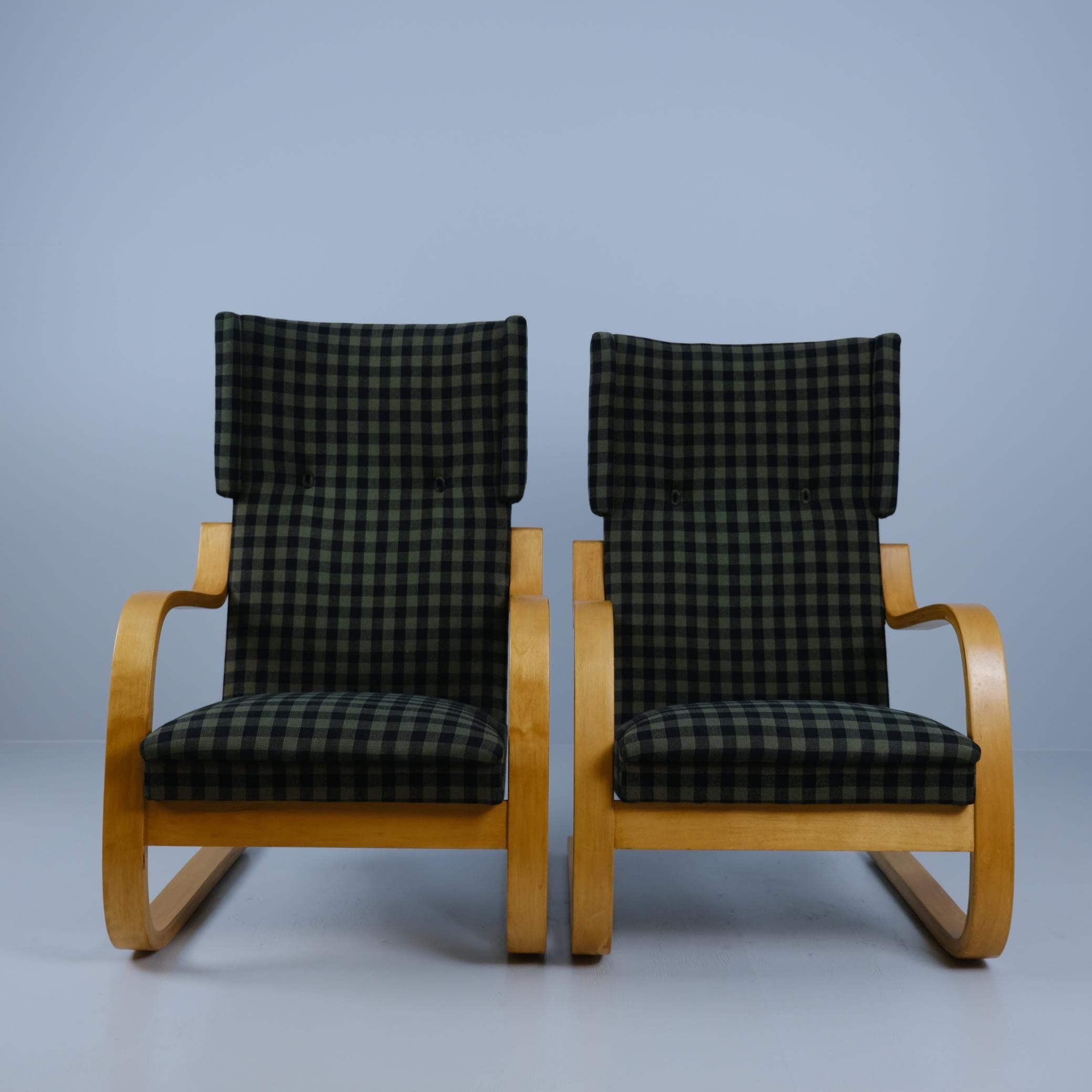 Scandinavian Modern Alvar Aalto Pair of Cantilever Armchairs M. 401 Green Buffalo Check, Artek 1950s For Sale