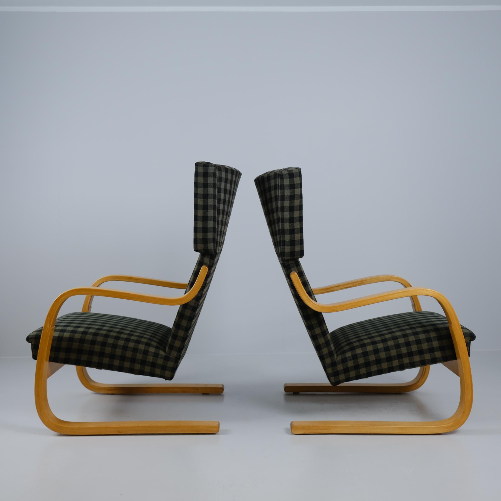 Finnish Alvar Aalto Pair of Cantilever Armchairs M. 401 Green Buffalo Check, Artek 1950s For Sale